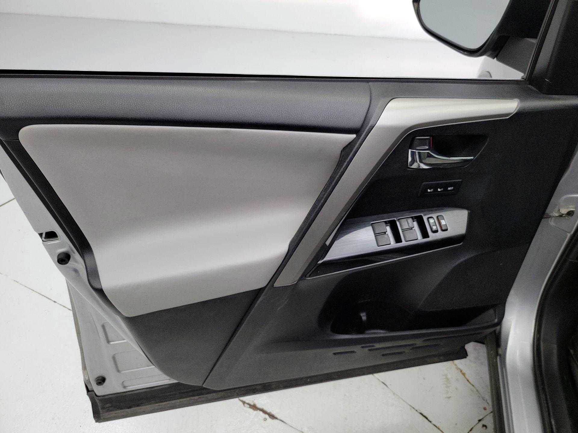 Thumbnail: 2016 Toyota RAV4 - 12