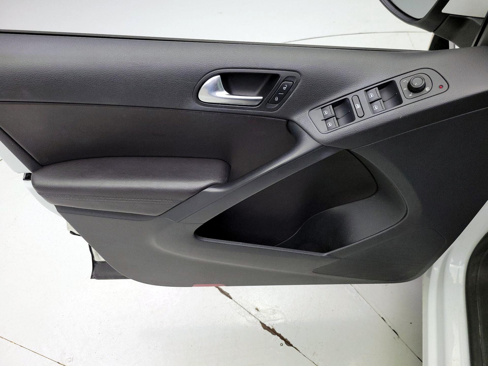 Thumbnail: 2016 Volkswagen Tiguan - 12