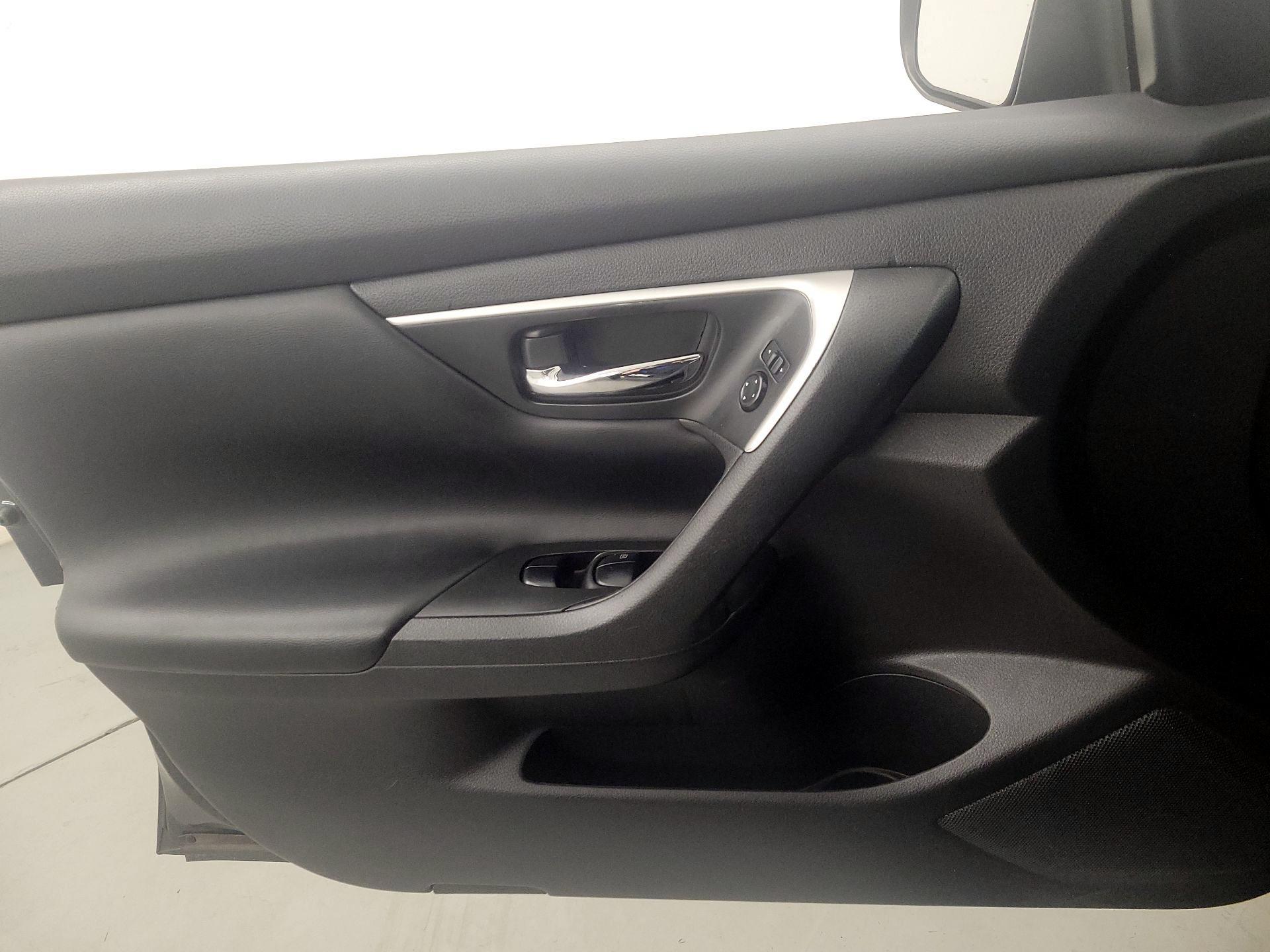 Thumbnail: 2016 Nissan Altima - 12