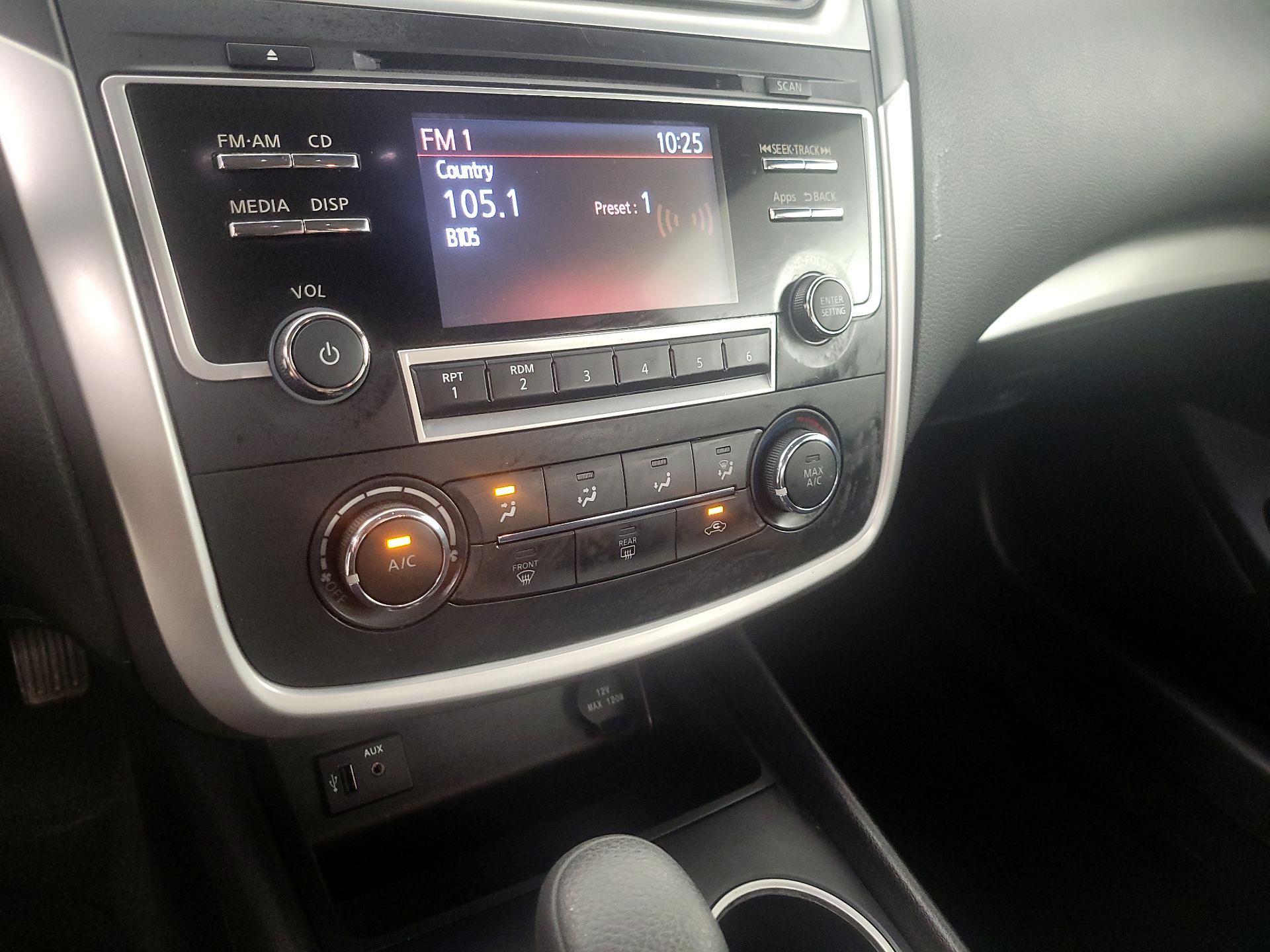 Thumbnail: 2016 Nissan Altima - 16