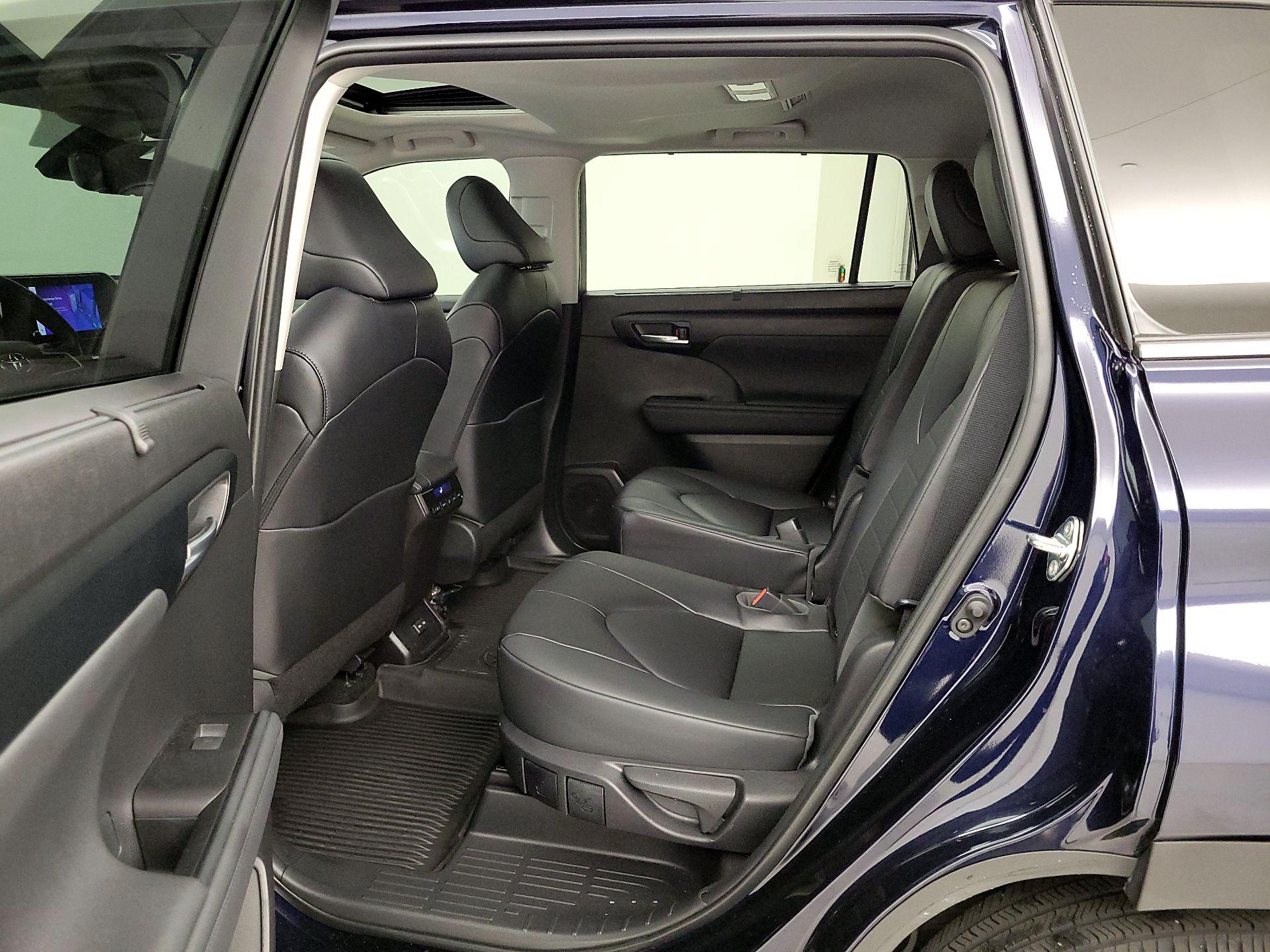 Thumbnail: 2023 Toyota Highlander - 20
