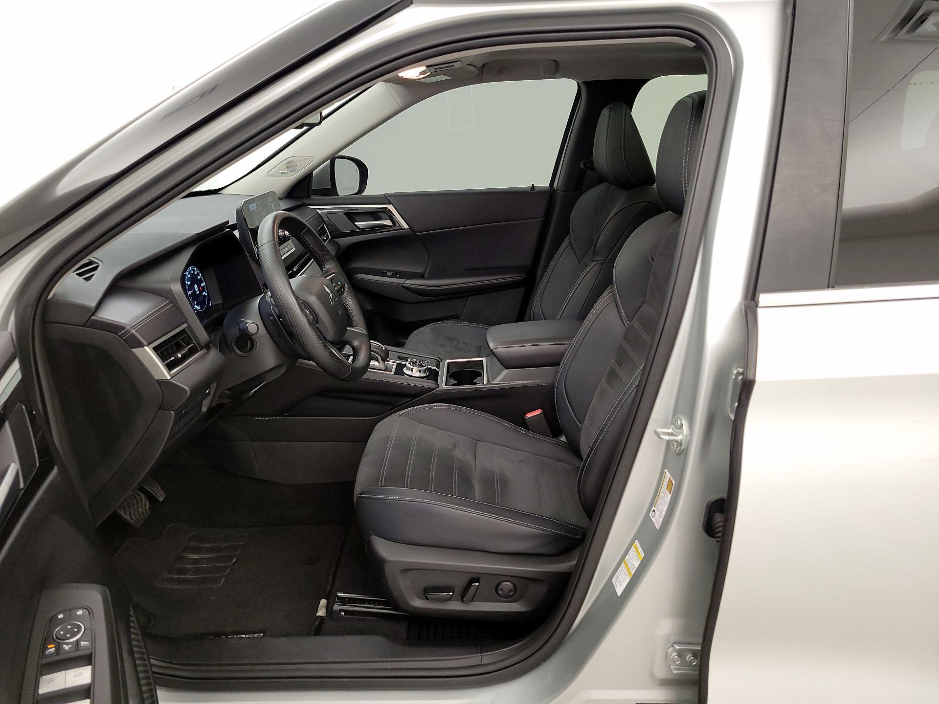 Thumbnail: 2024 Mitsubishi Outlander - 11