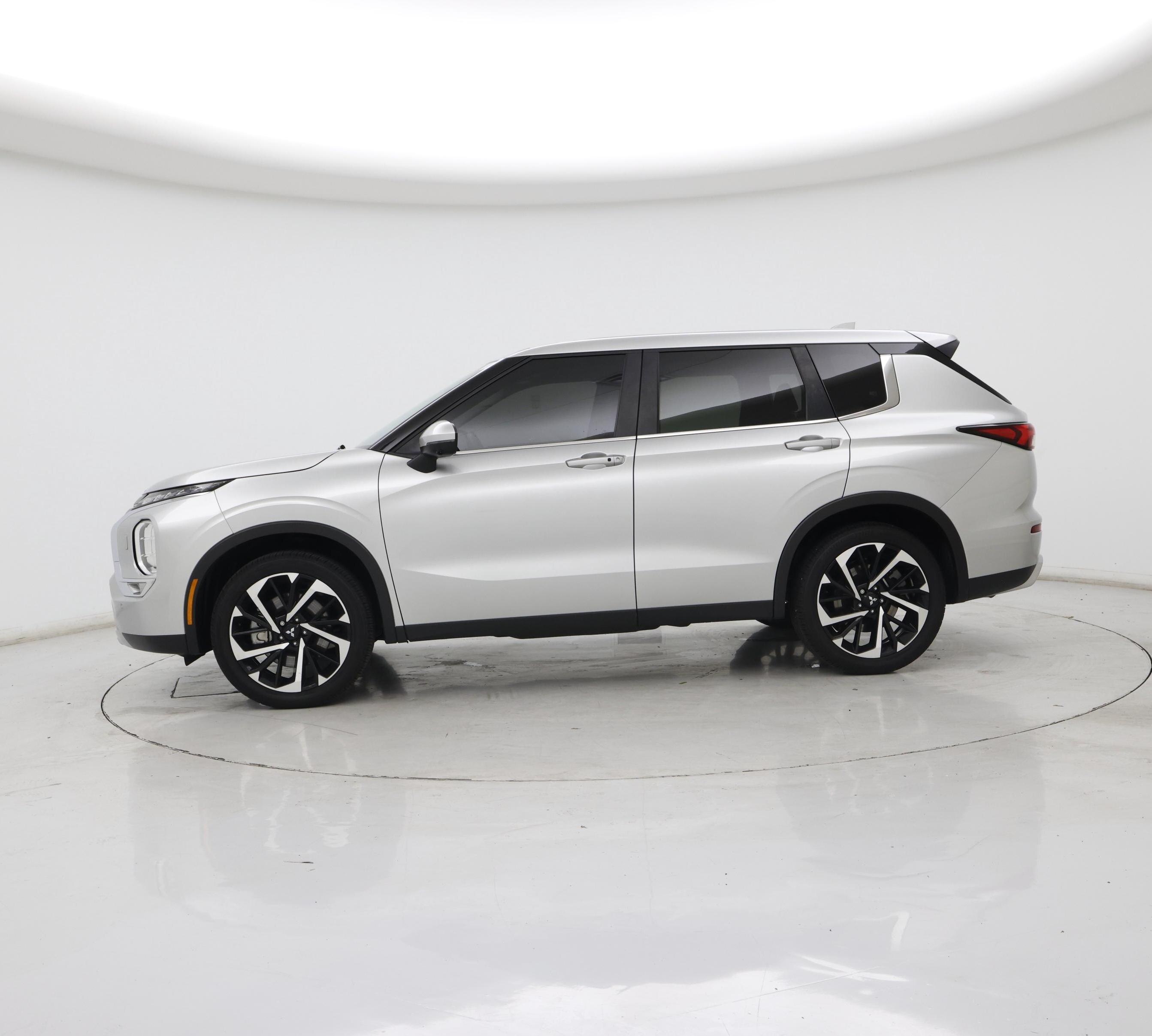 Thumbnail: 2024 Mitsubishi Outlander - 3