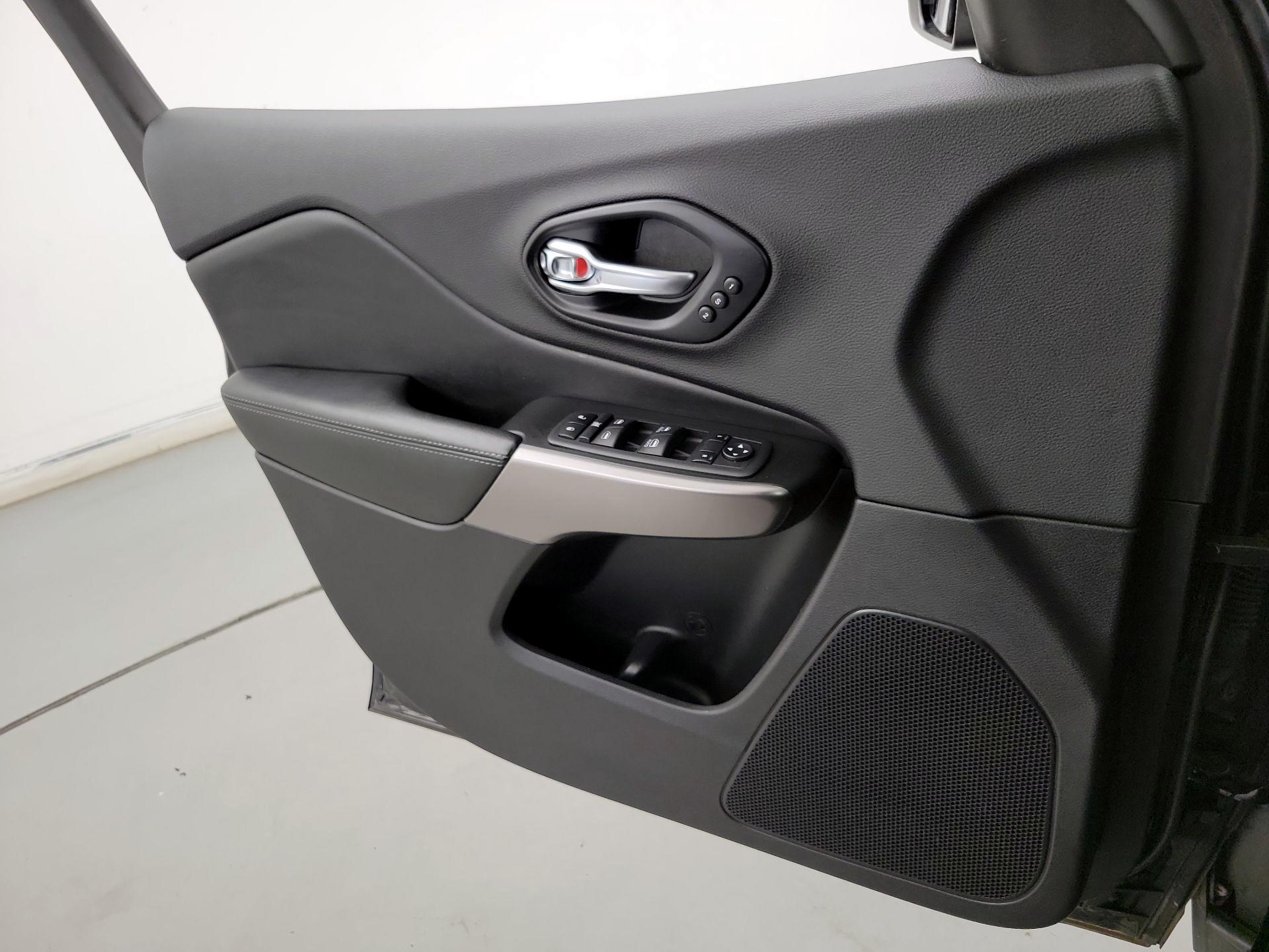 Thumbnail: 2019 Jeep Cherokee - 12