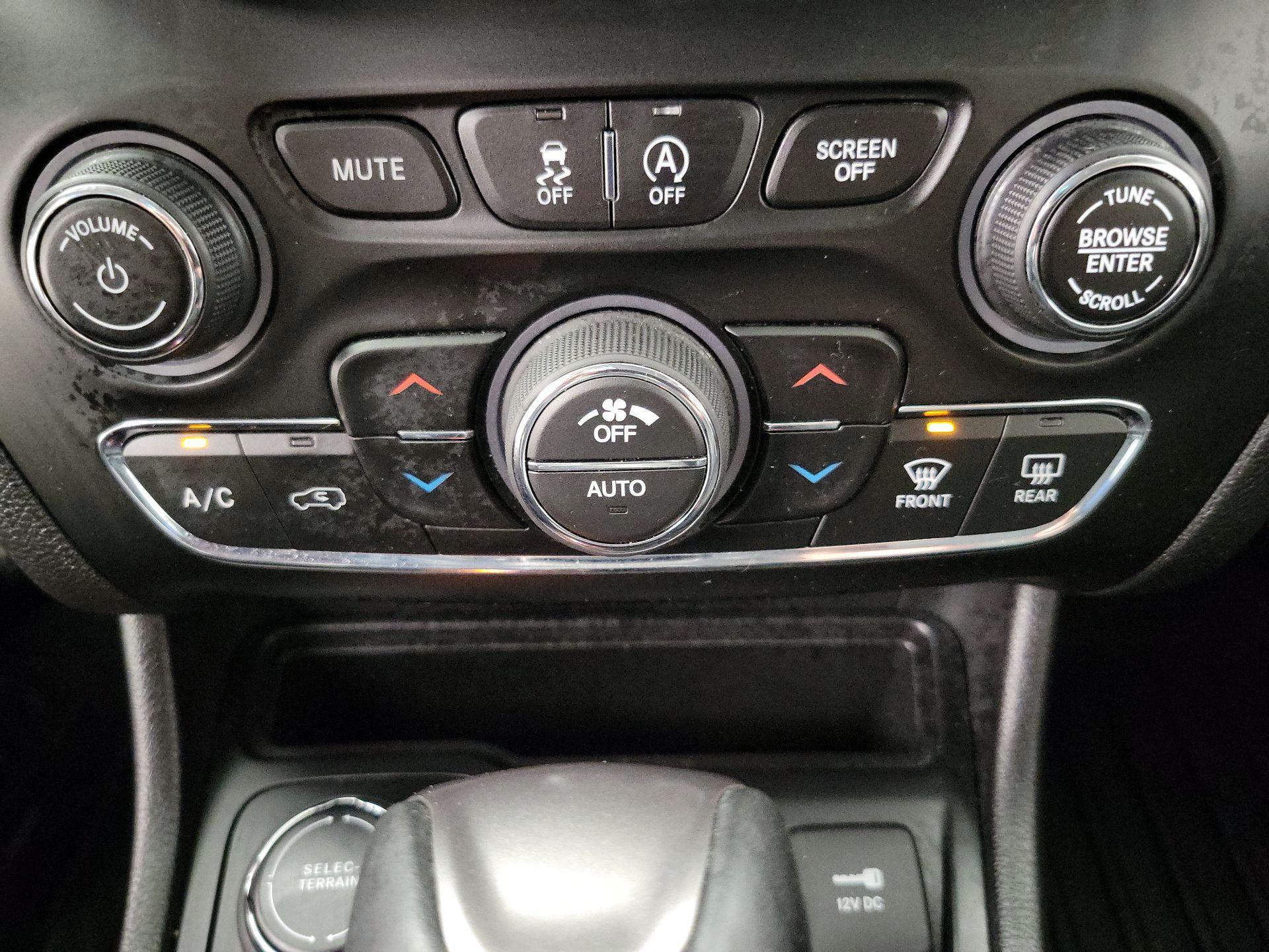 Thumbnail: 2019 Jeep Cherokee - 16