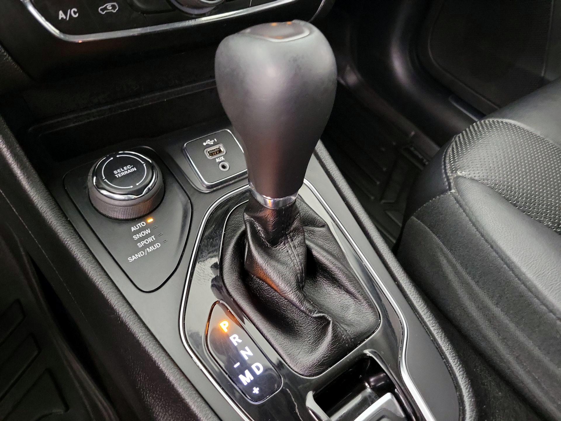 Thumbnail: 2019 Jeep Cherokee - 17