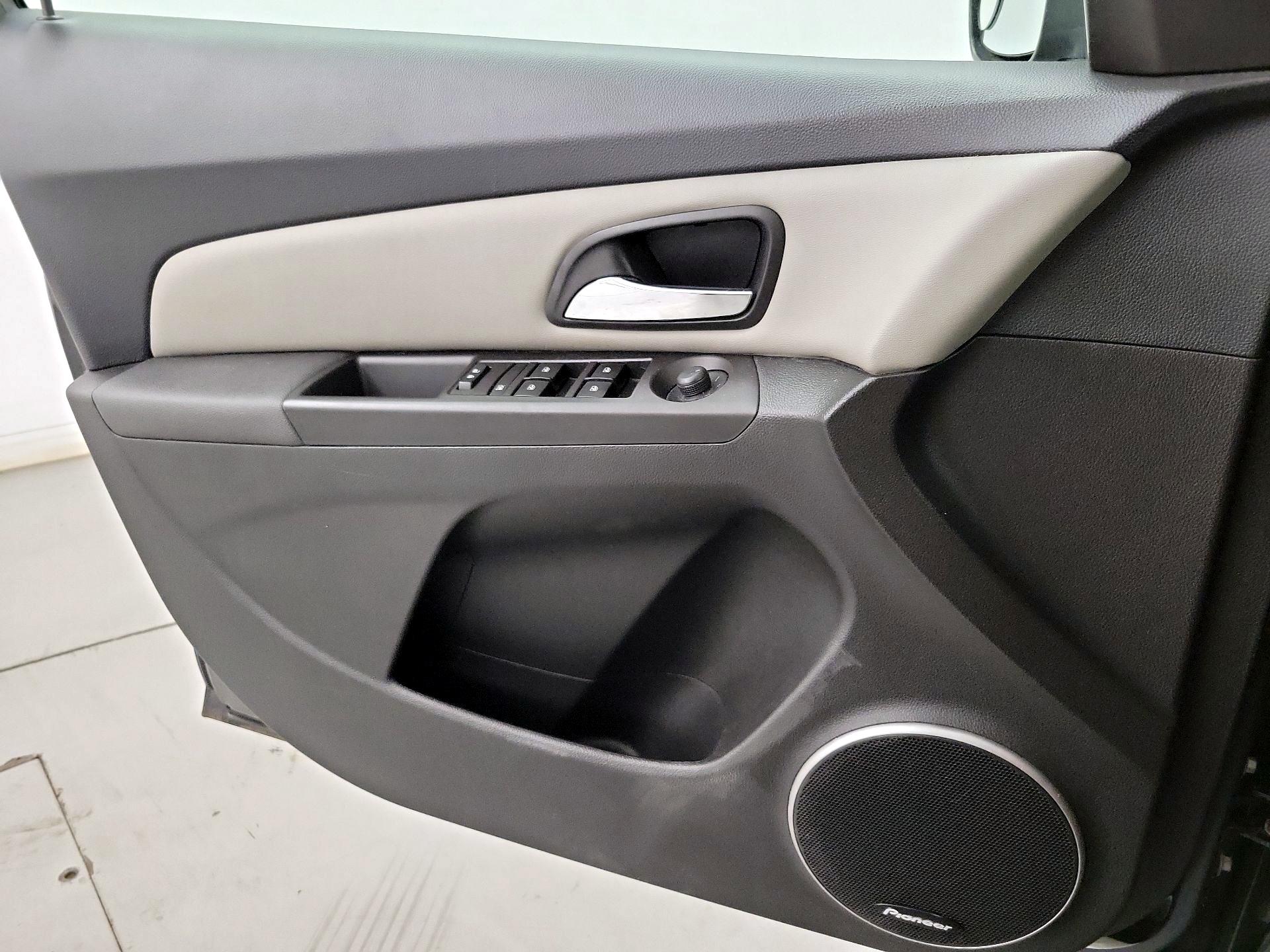 Thumbnail: 2016 Chevrolet Cruze - 10