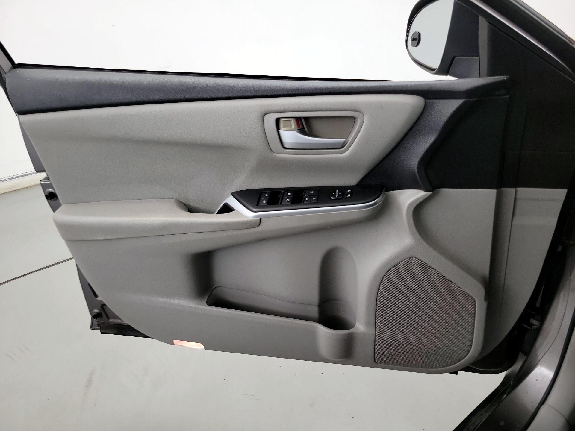 Thumbnail: 2015 Toyota Camry - 12