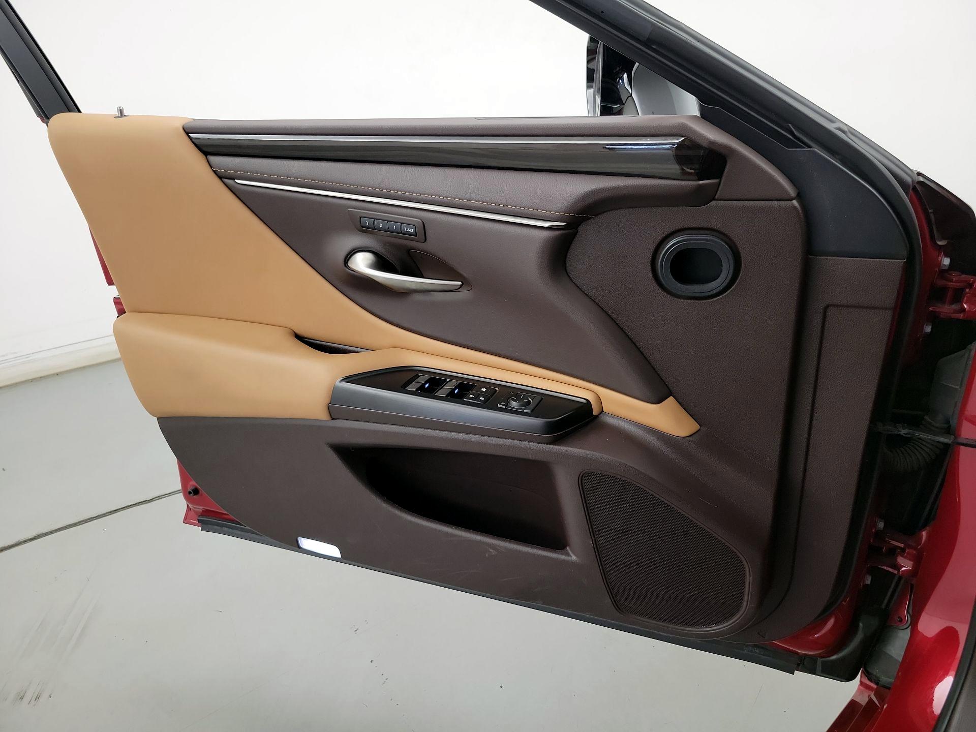 Thumbnail: 2019 Lexus ES - 12
