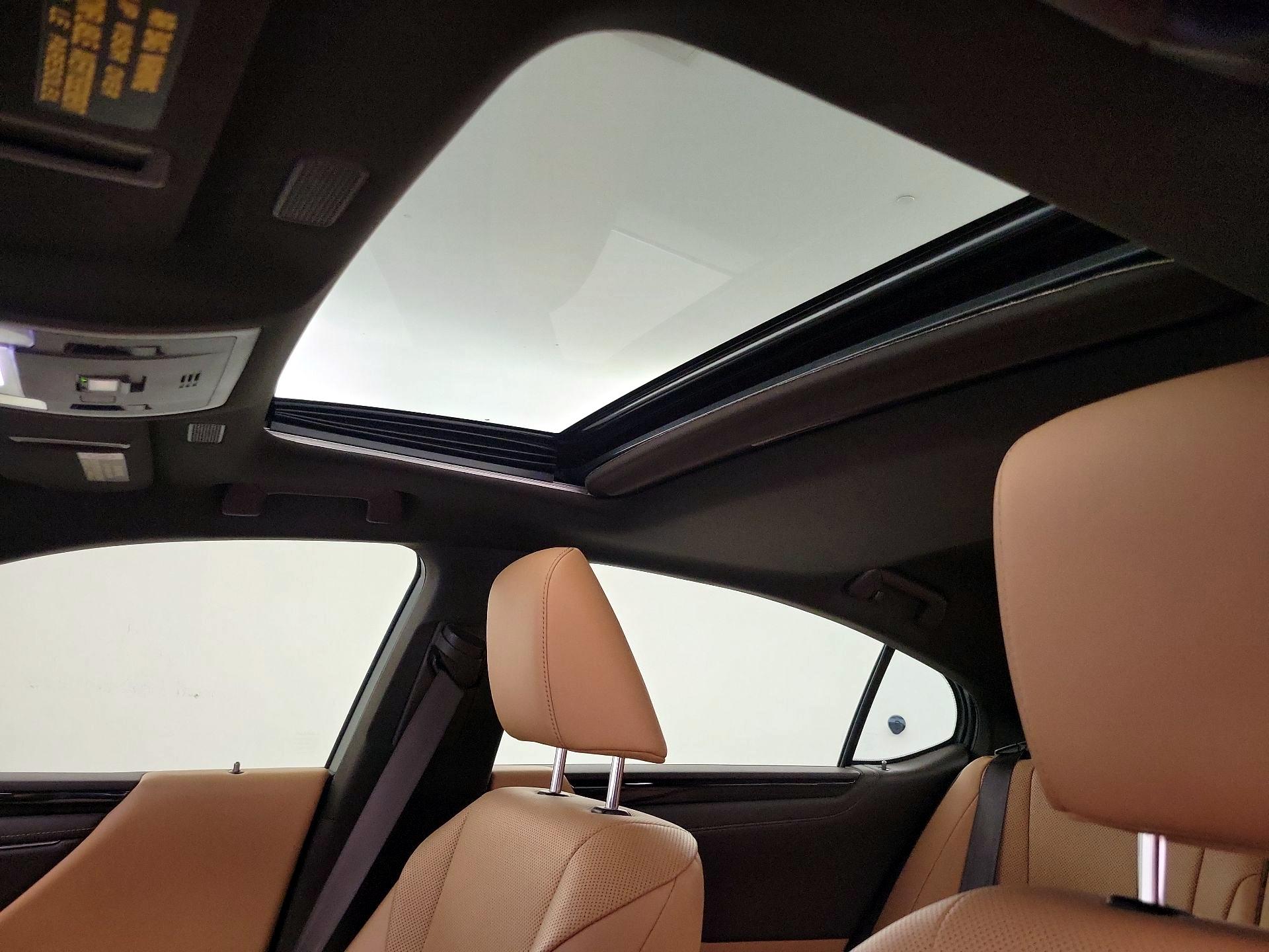 Thumbnail: 2019 Lexus ES - 20