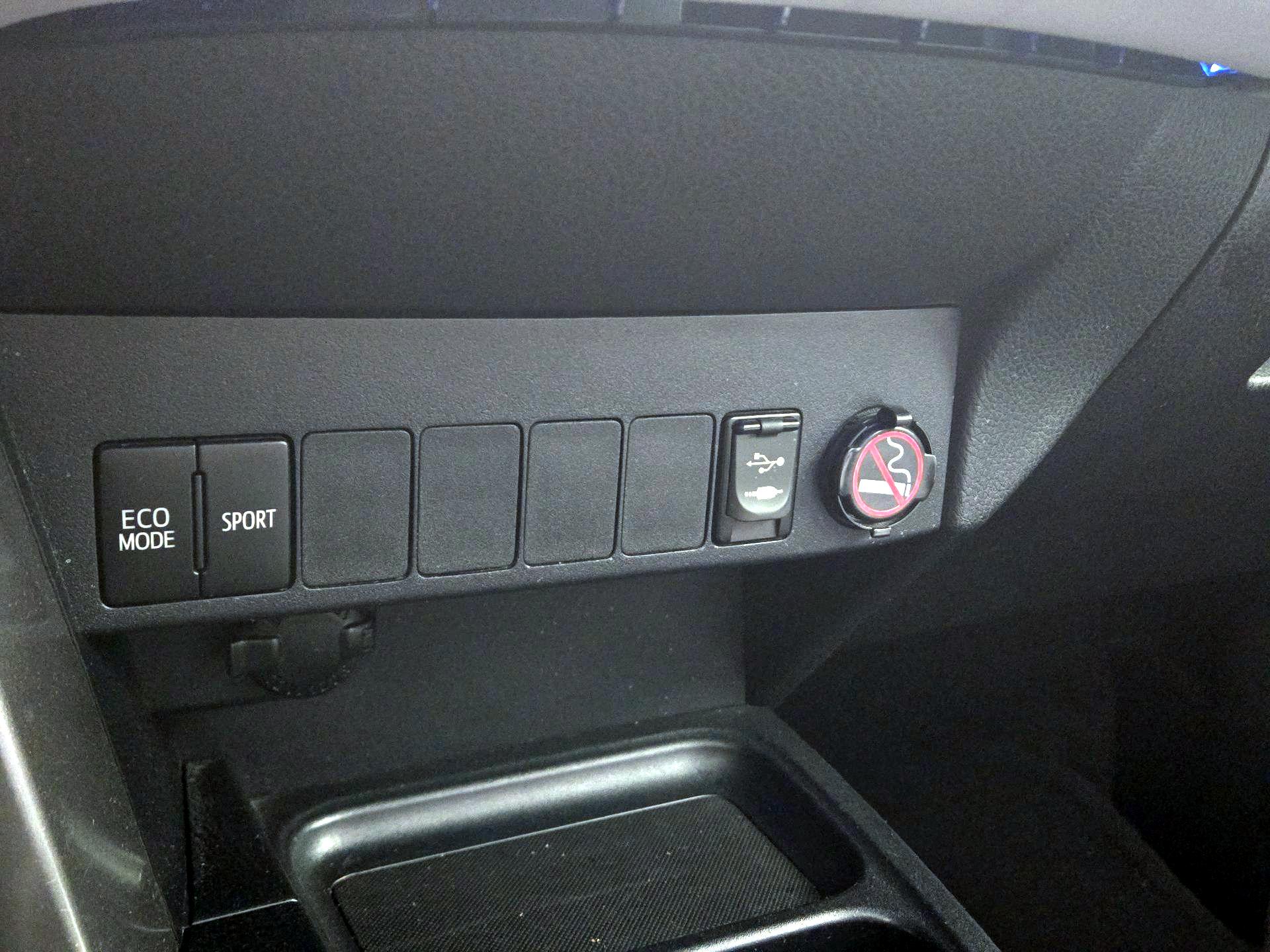Thumbnail: 2018 Toyota RAV4 - 18