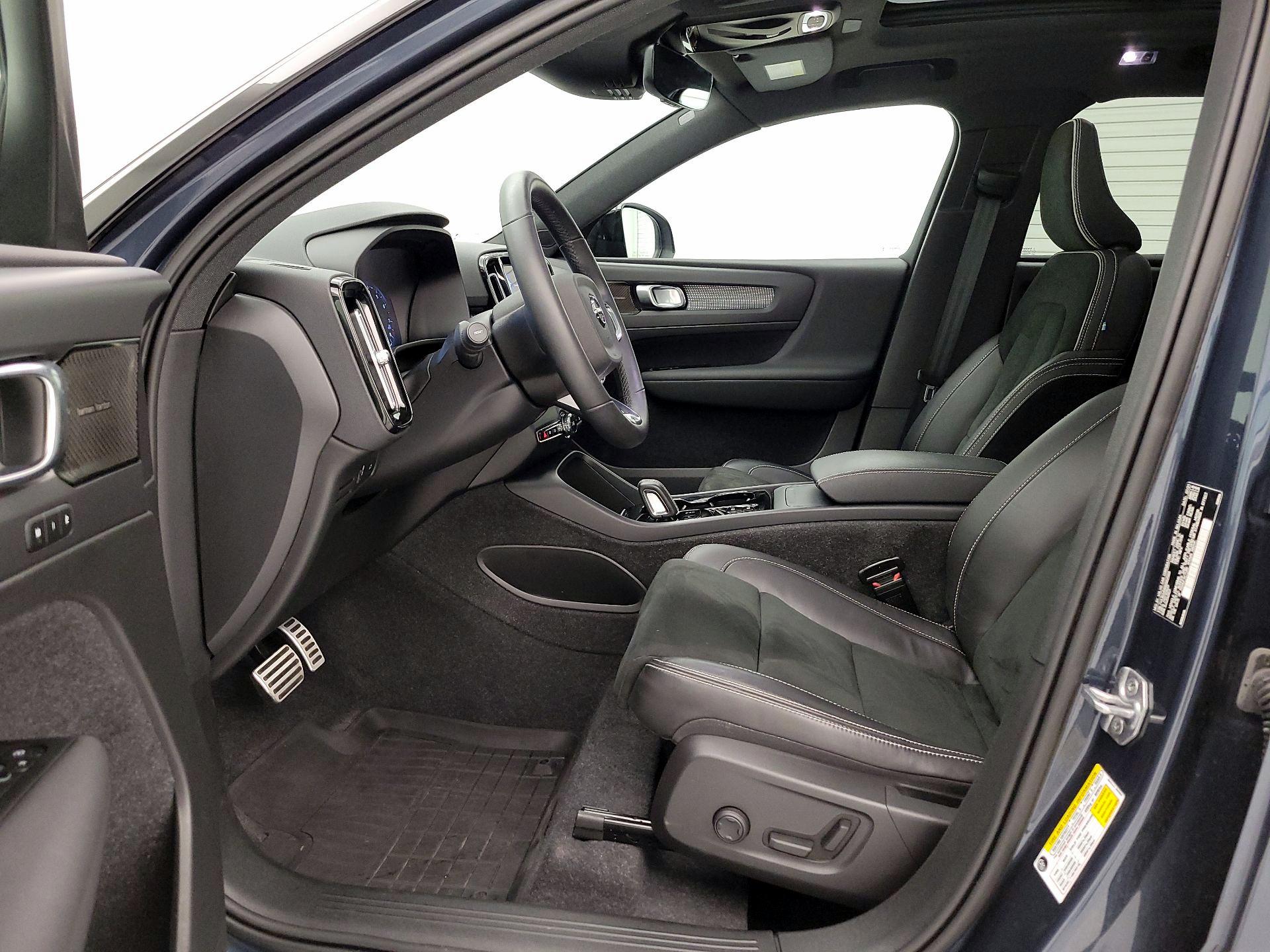 Thumbnail: 2022 Volvo XC40 - 11