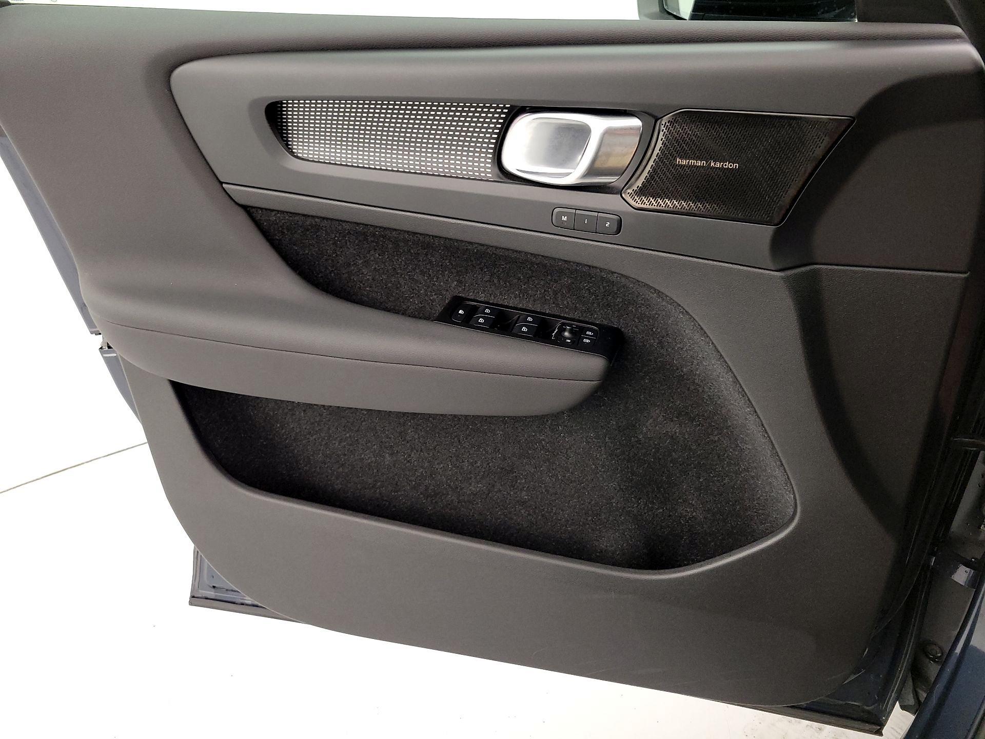 Thumbnail: 2022 Volvo XC40 - 12