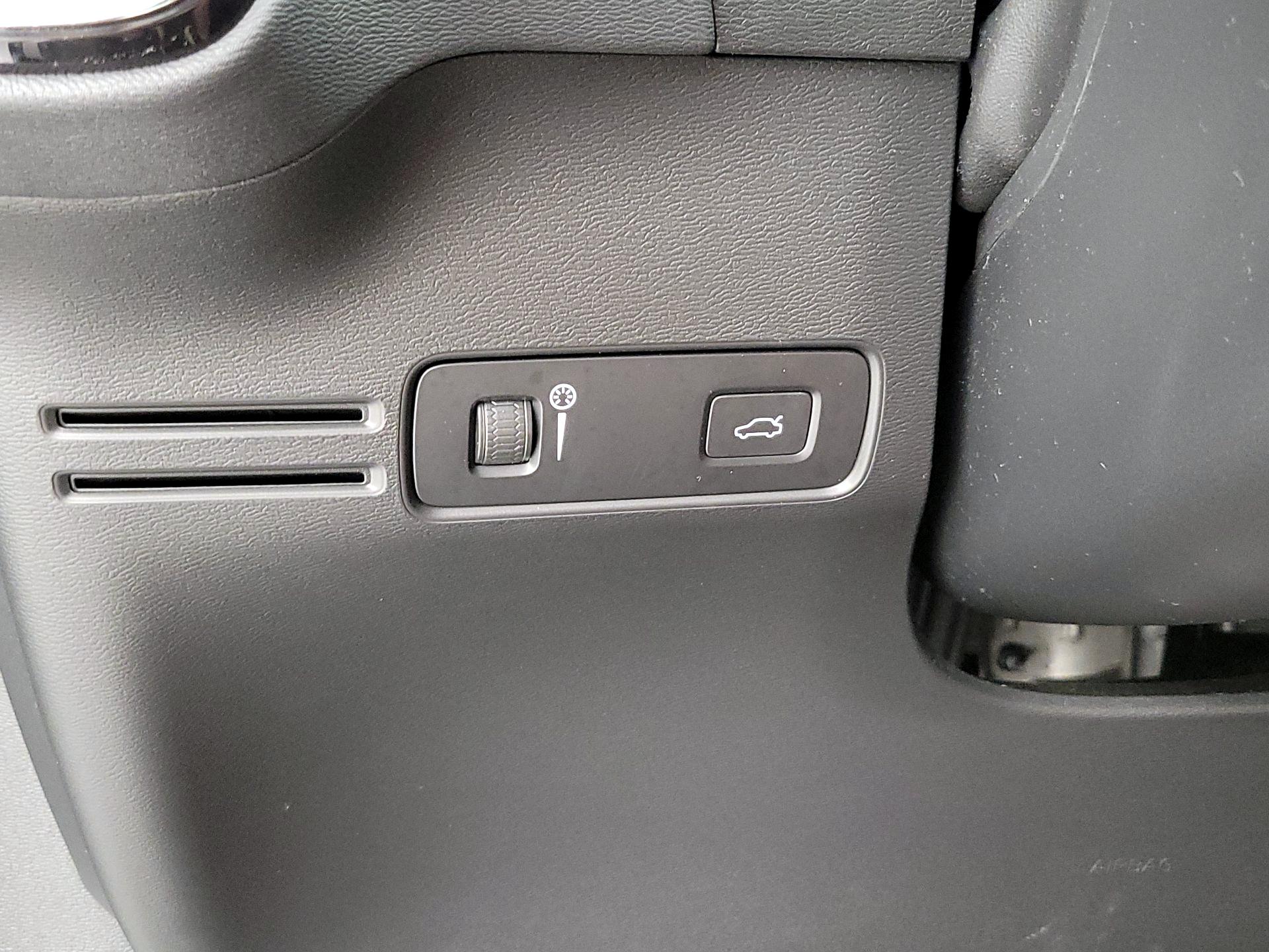 Thumbnail: 2022 Volvo XC40 - 13