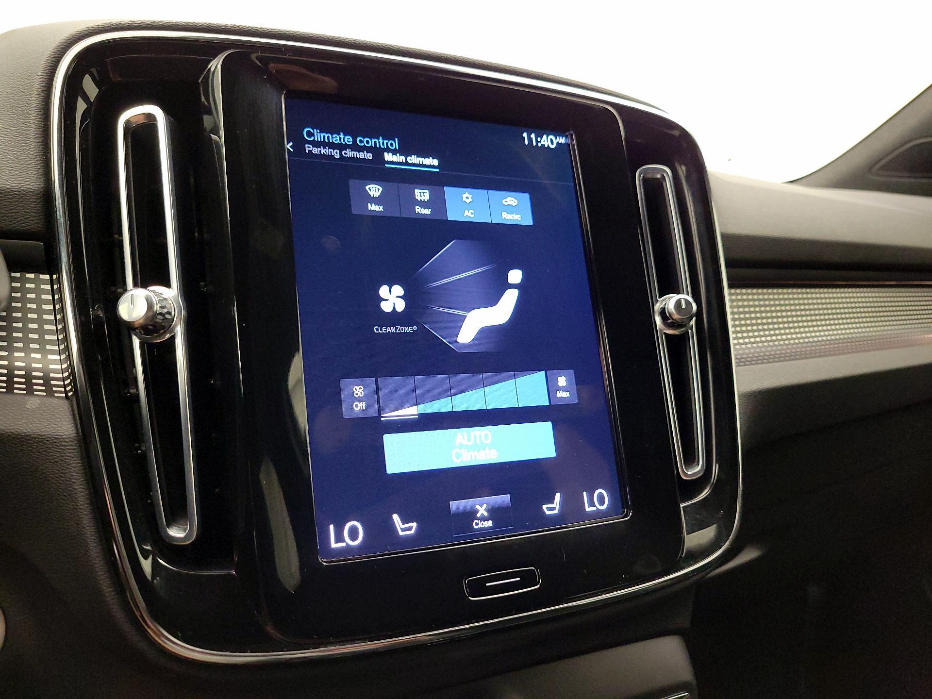 Thumbnail: 2022 Volvo XC40 - 17