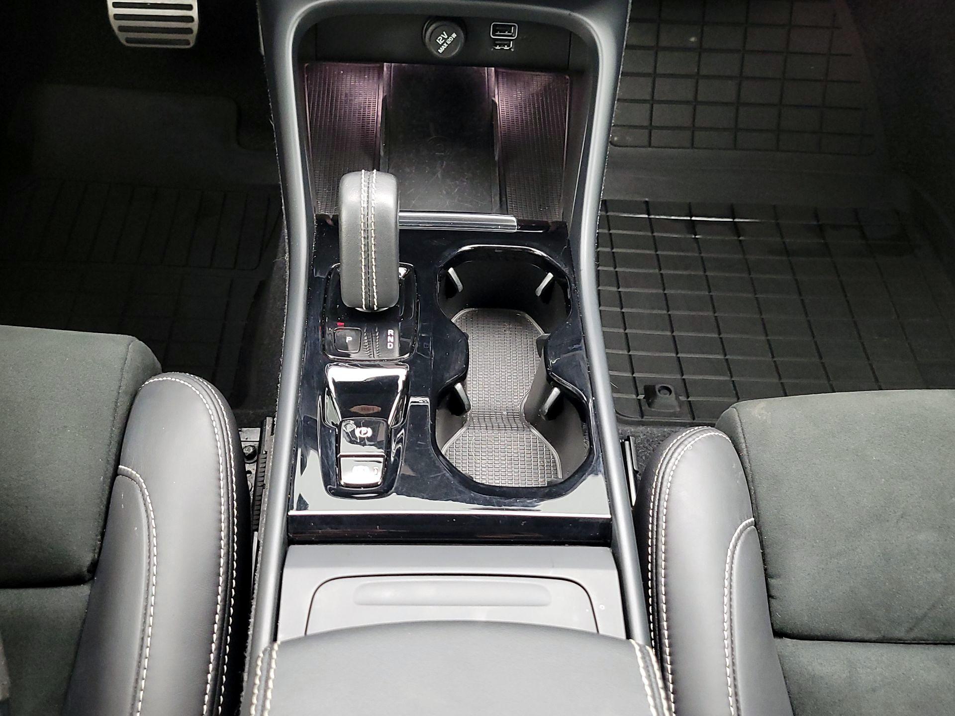 Thumbnail: 2022 Volvo XC40 - 18