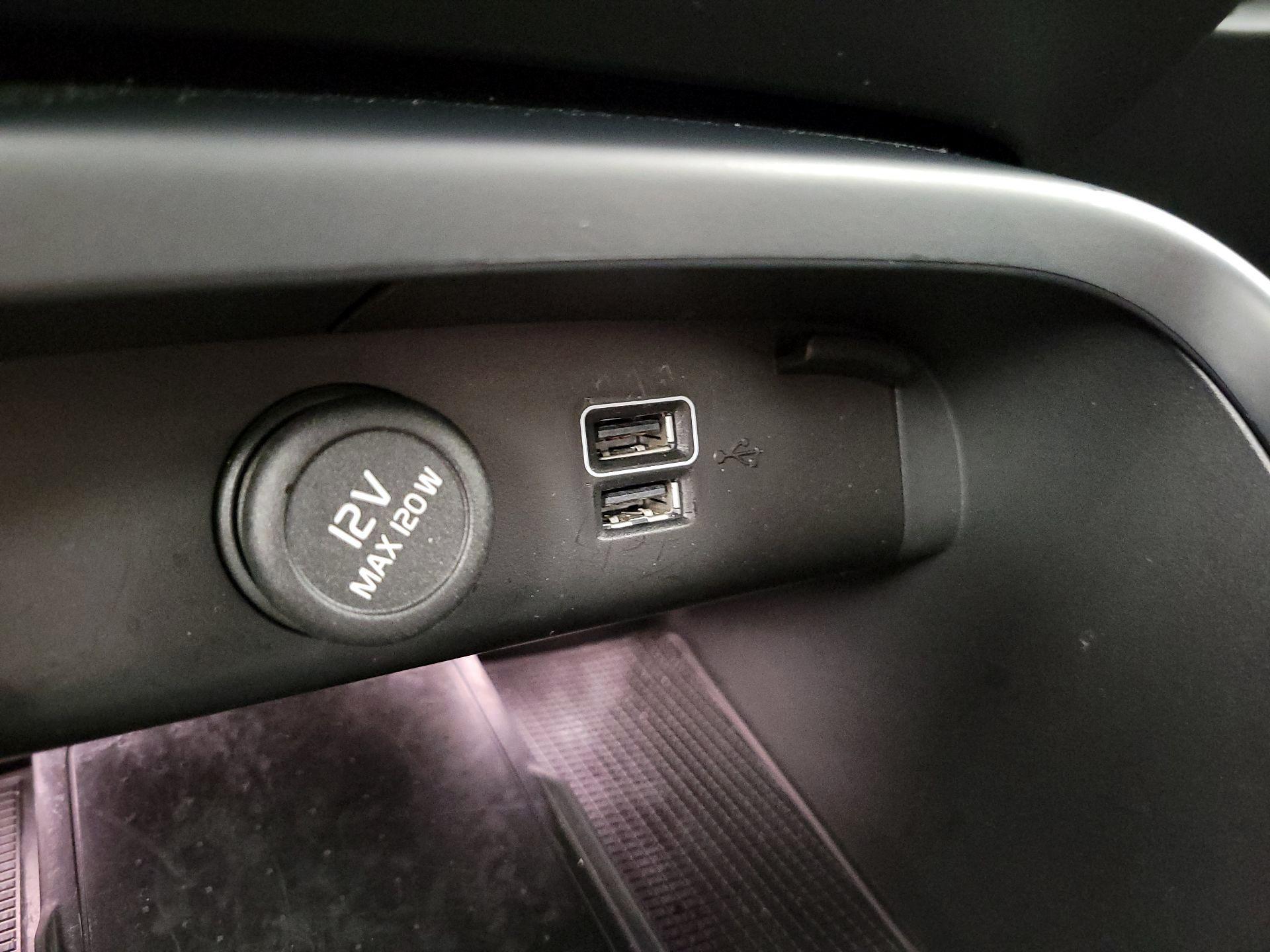 Thumbnail: 2022 Volvo XC40 - 19