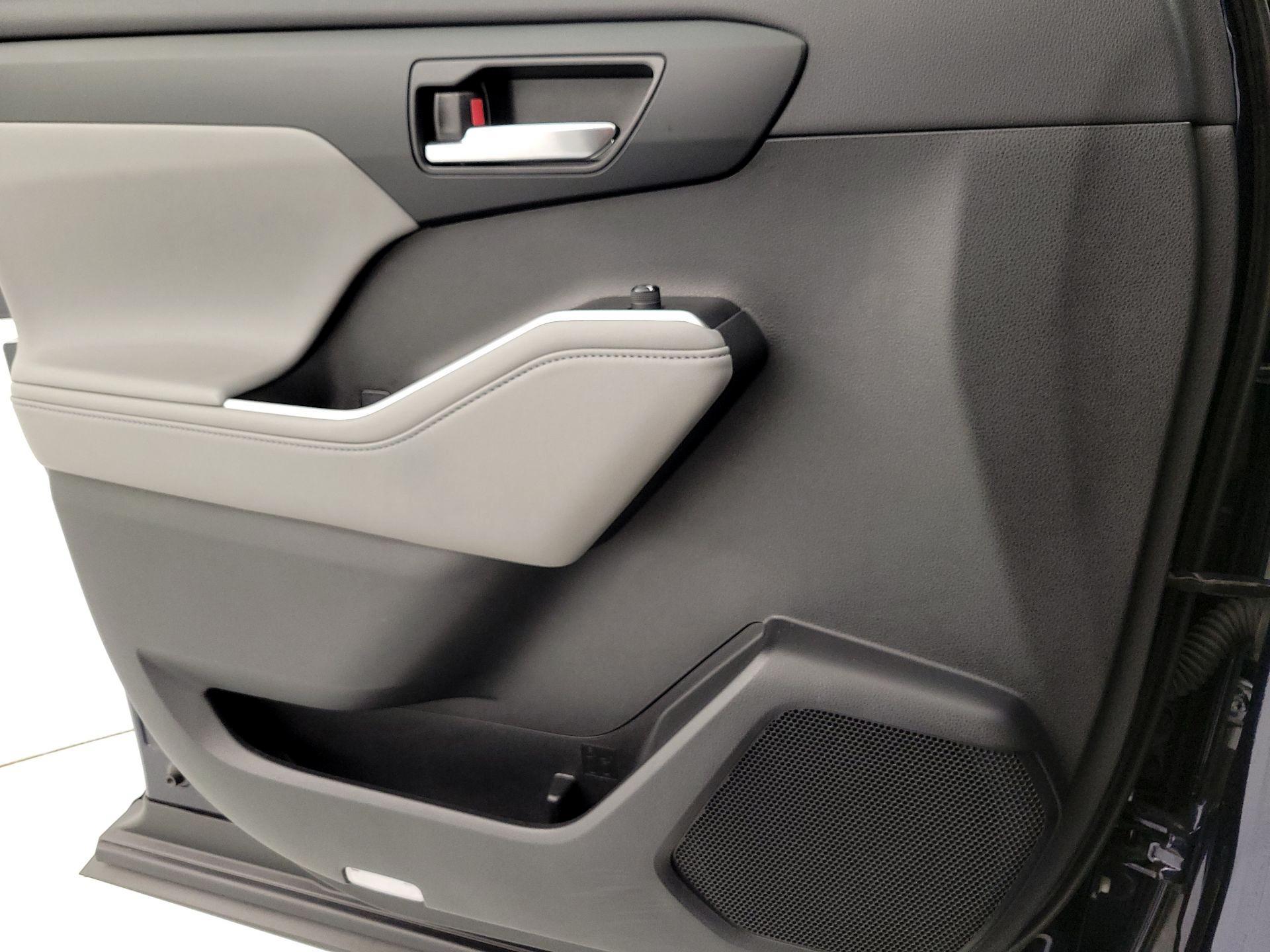 Thumbnail: 2020 Toyota Highlander - 12