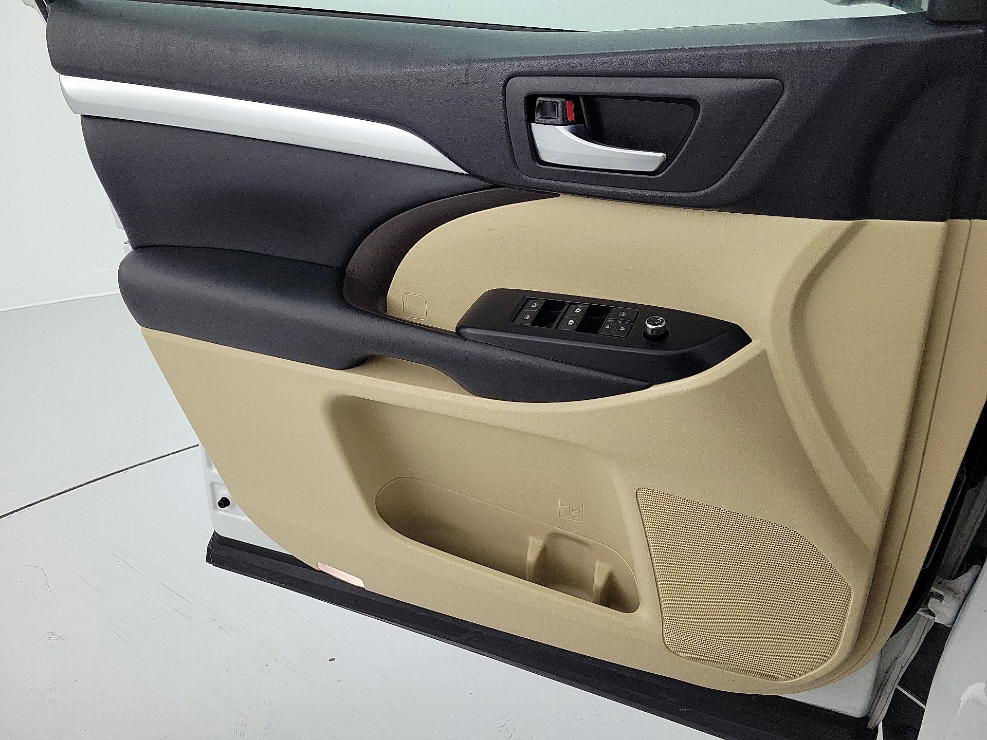 Thumbnail: 2019 Toyota Highlander - 12