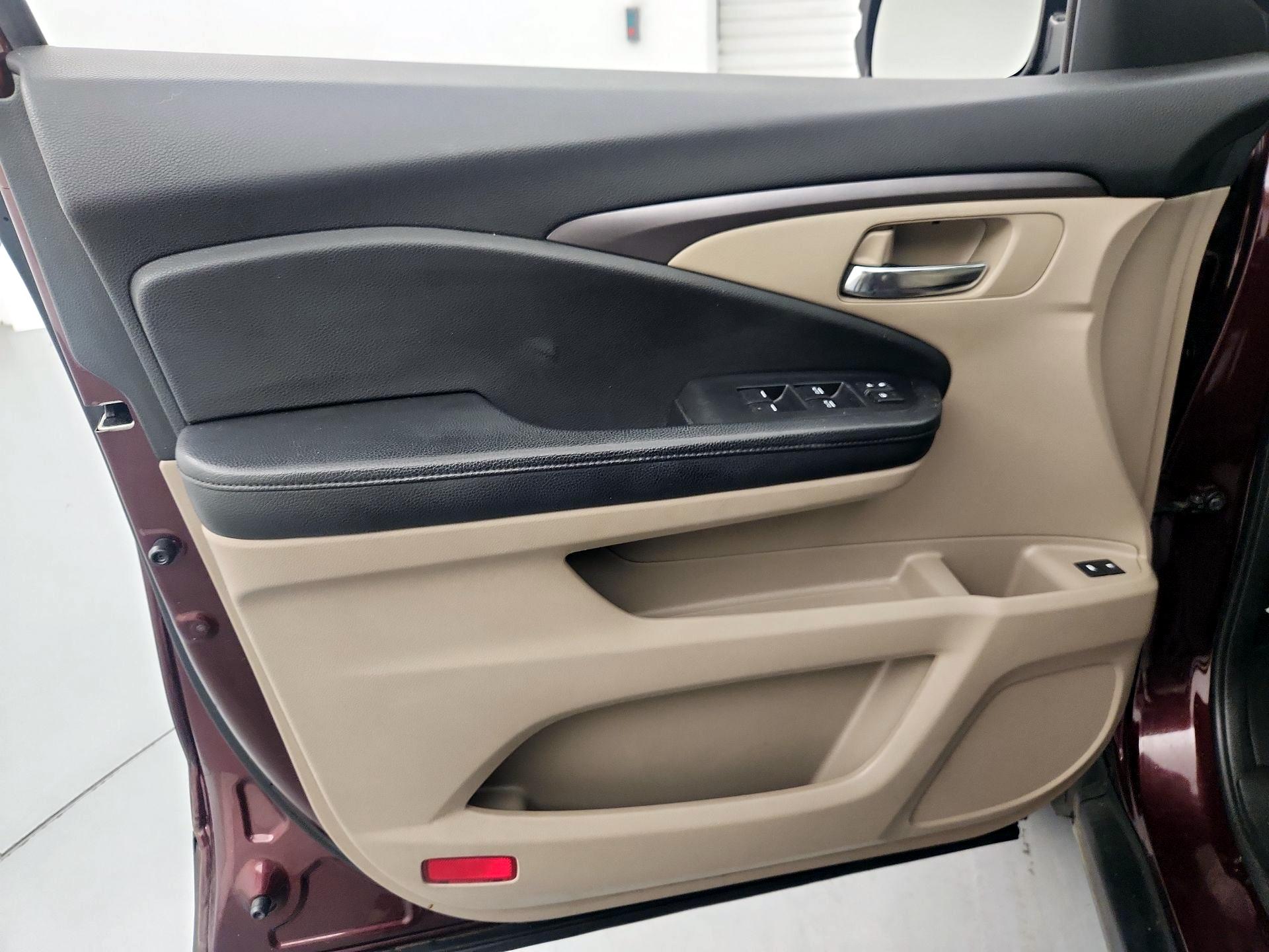 Thumbnail: 2017 Honda Pilot - 12