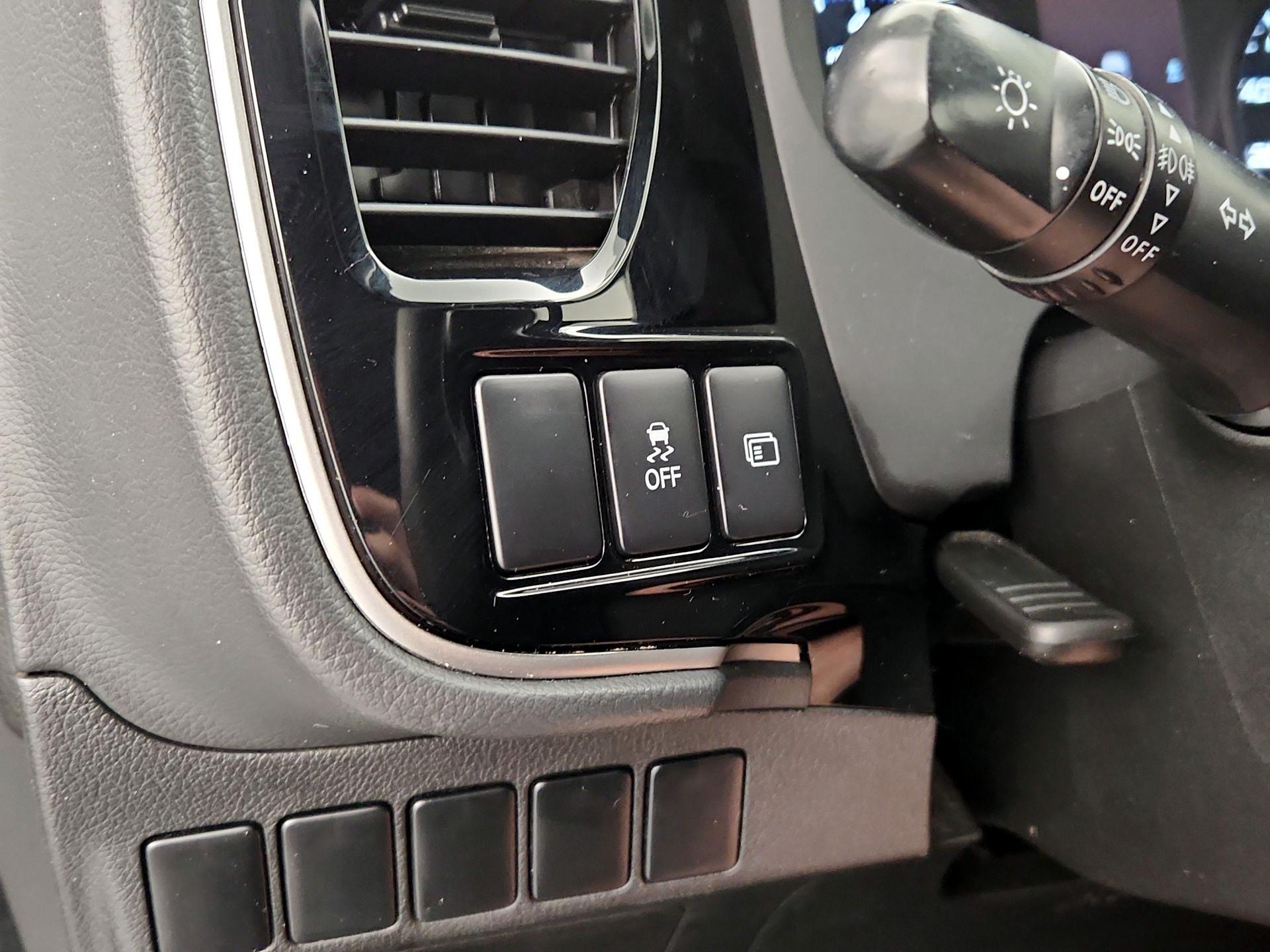 Thumbnail: 2018 Mitsubishi Outlander - 13