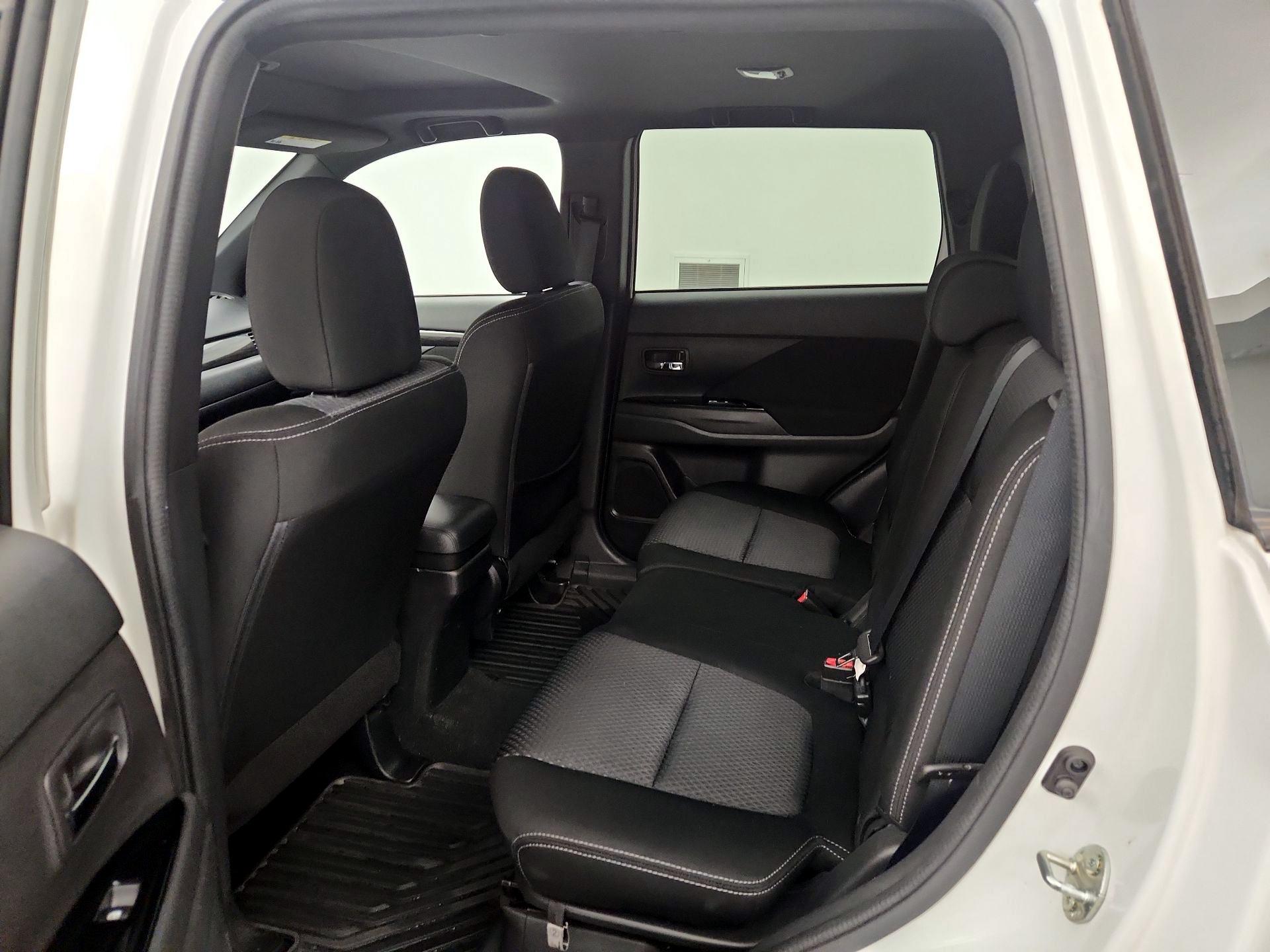 Thumbnail: 2018 Mitsubishi Outlander - 19