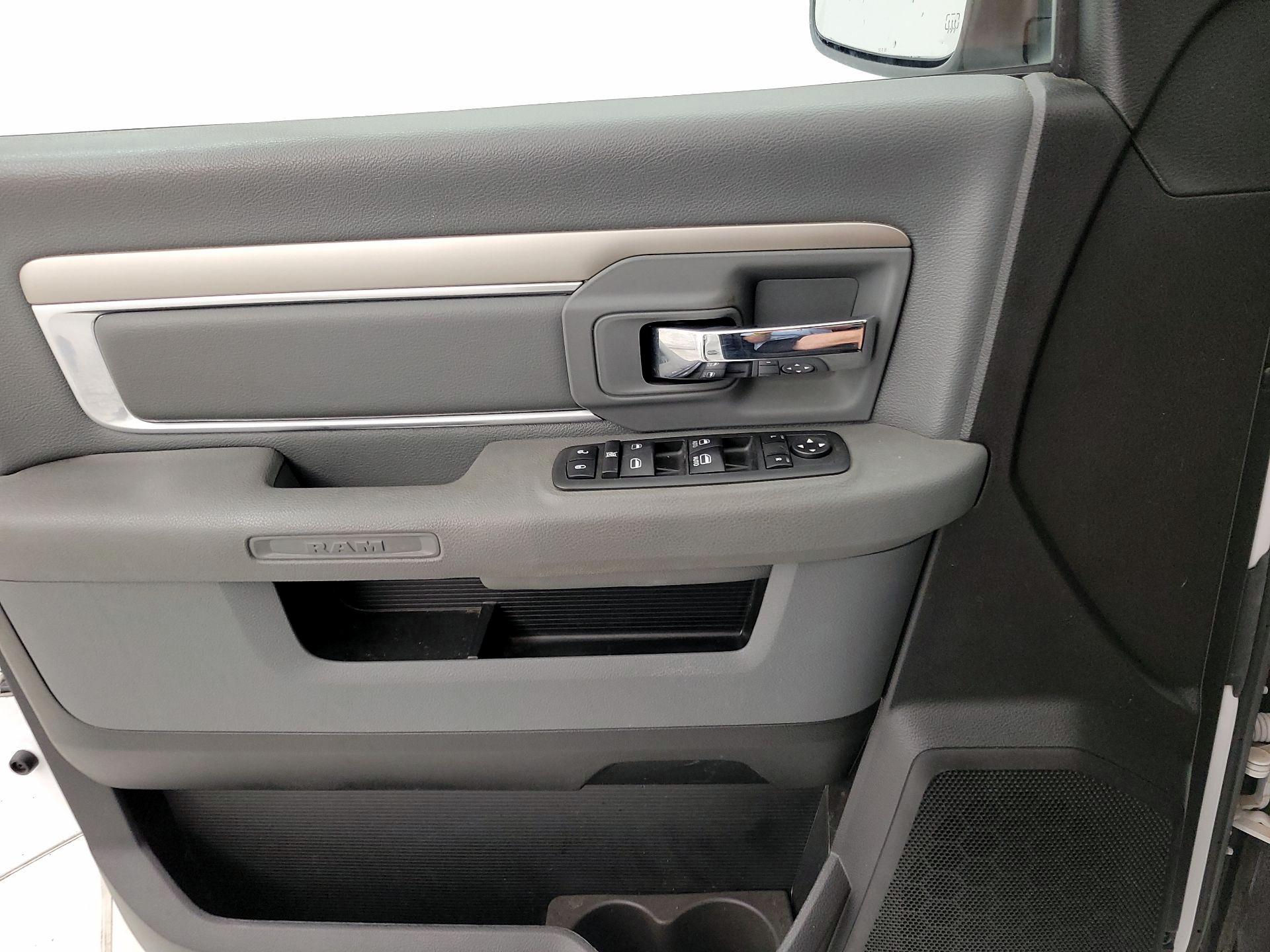 Thumbnail: 2019 RAM 1500 Classic - 12