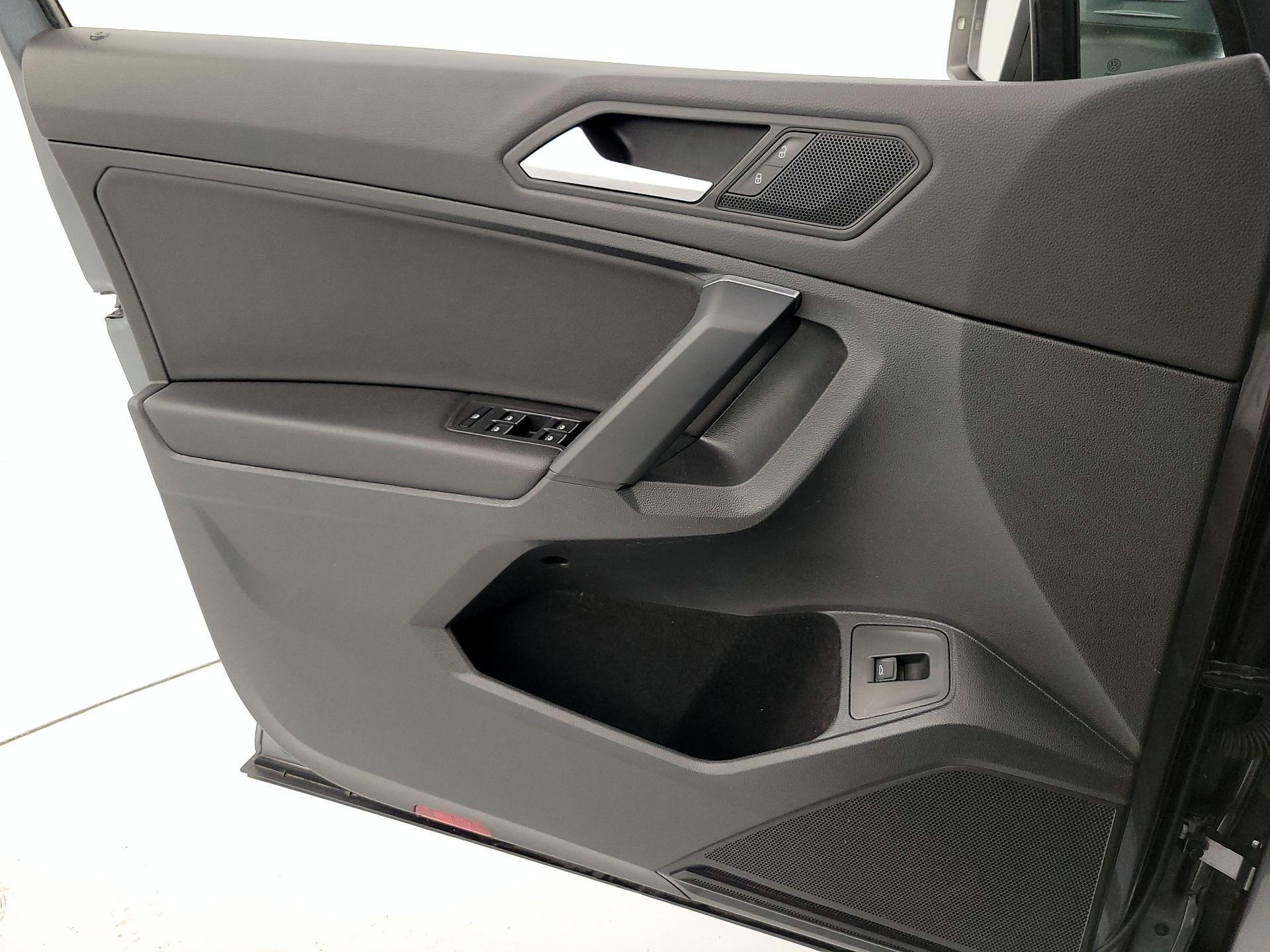 Thumbnail: 2019 Volkswagen Tiguan - 12