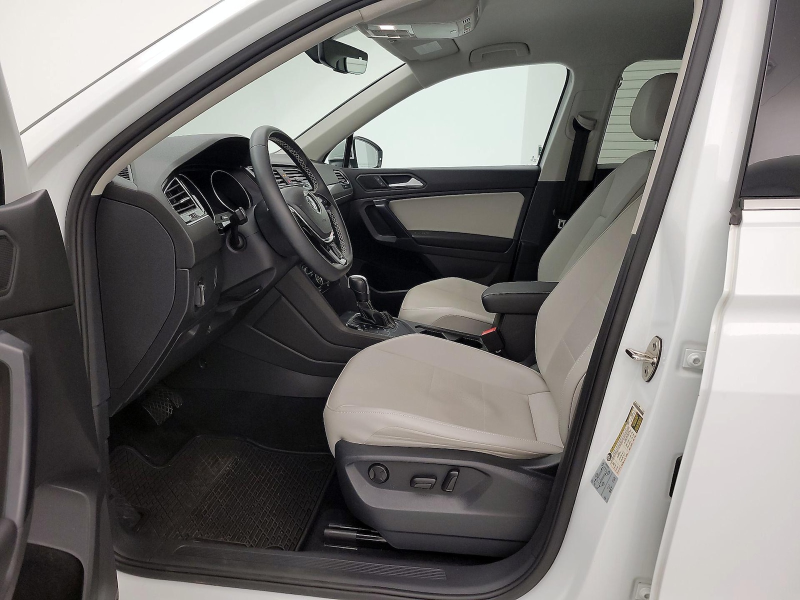 2021 Volkswagen Tiguan SE - Photo 12