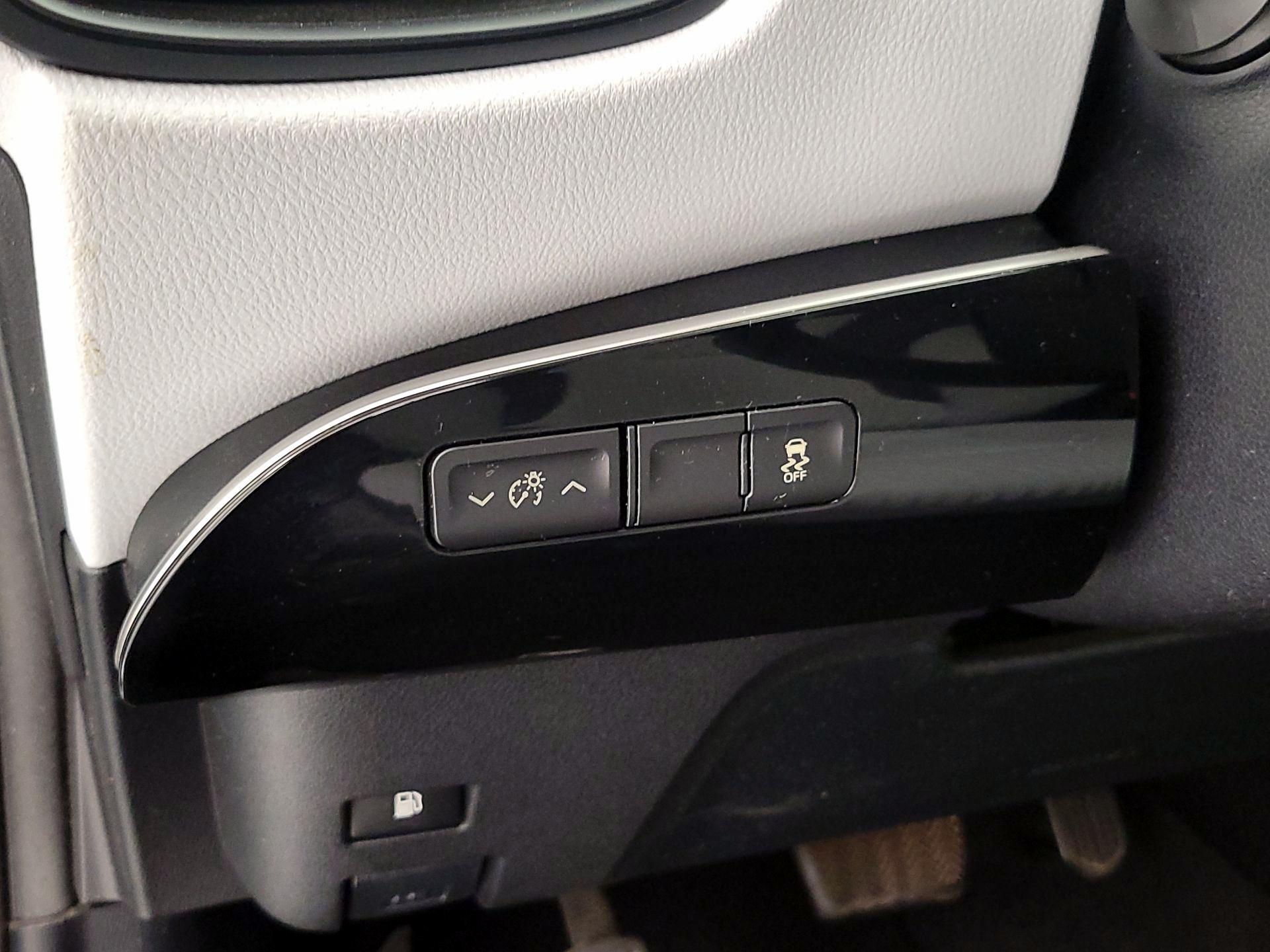 Thumbnail: 2016 Toyota Prius - 13
