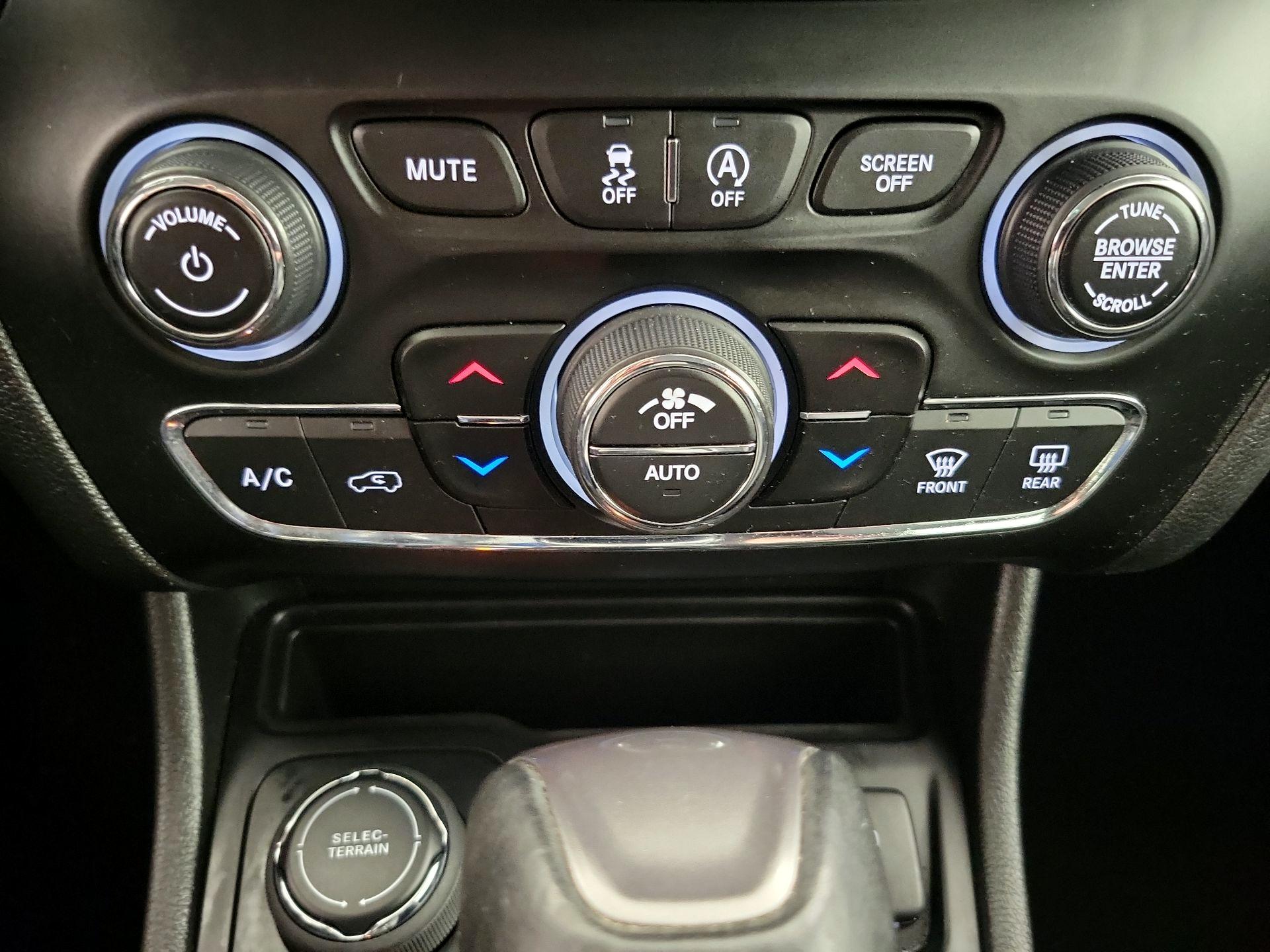 Thumbnail: 2021 Jeep Cherokee - 17