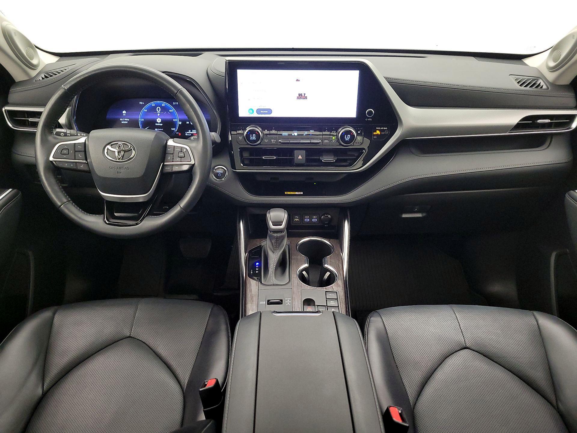 Thumbnail: 2023 Toyota Highlander - 9
