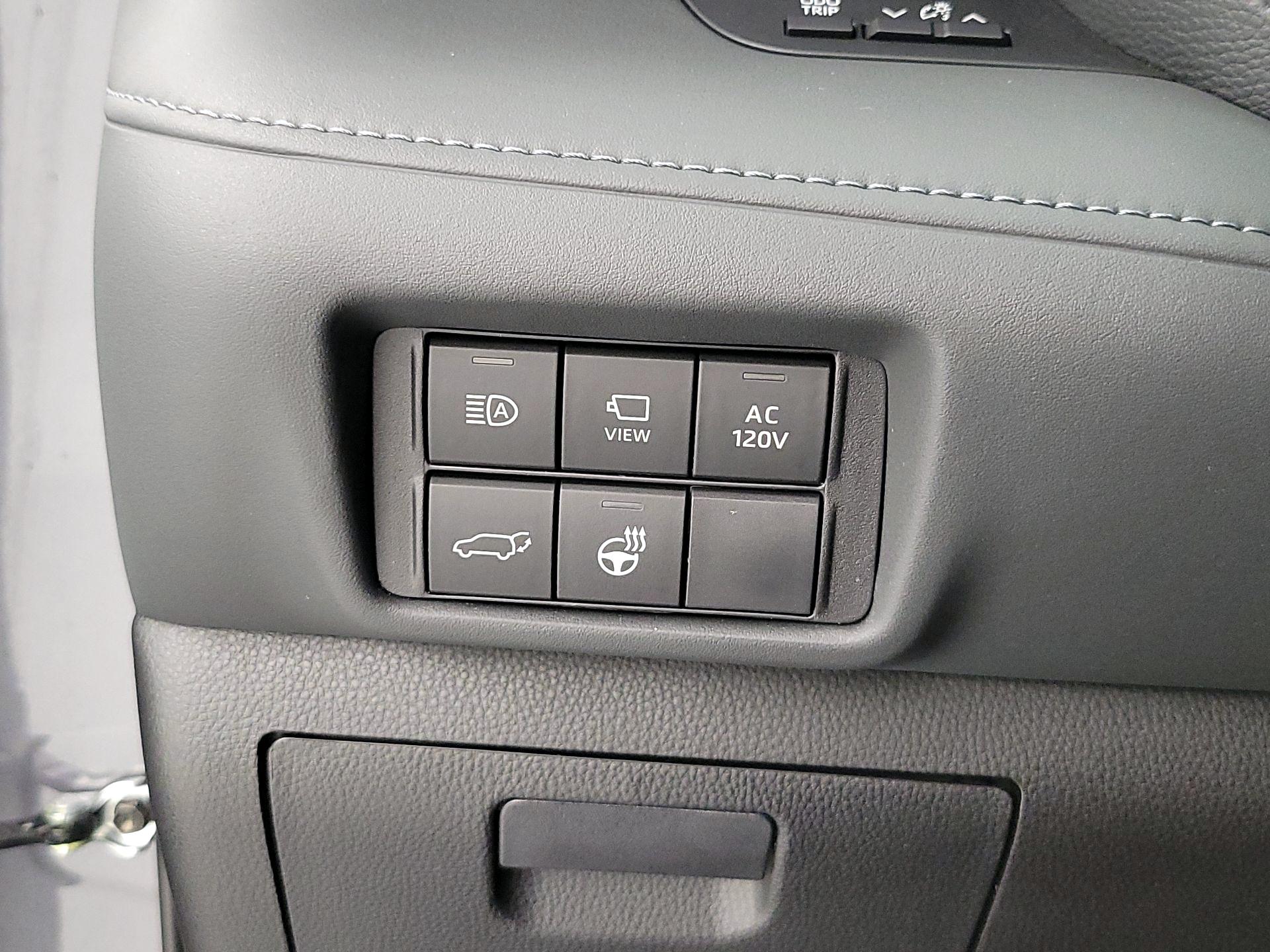 Thumbnail: 2023 Toyota Highlander - 13