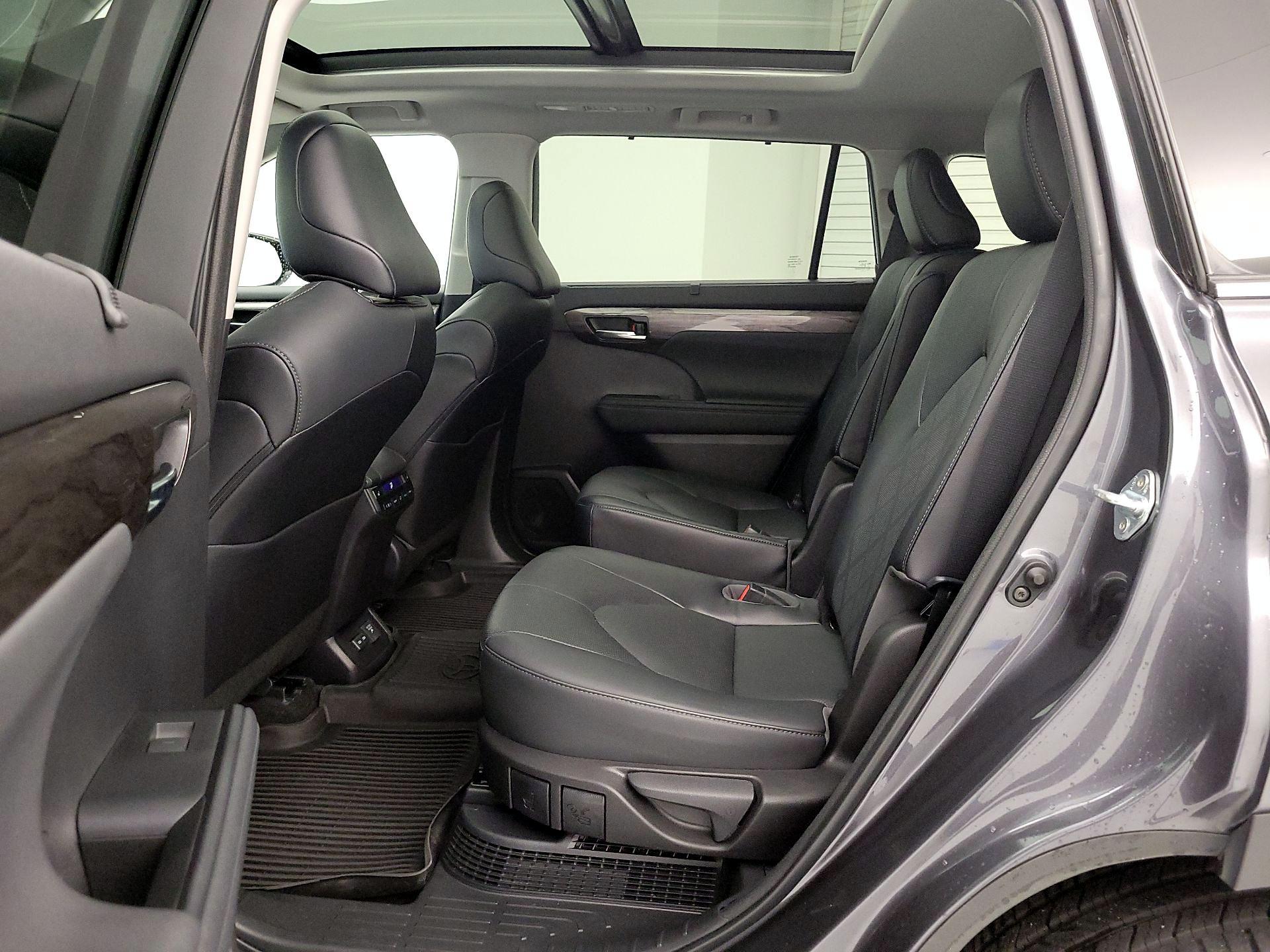 Thumbnail: 2023 Toyota Highlander - 20