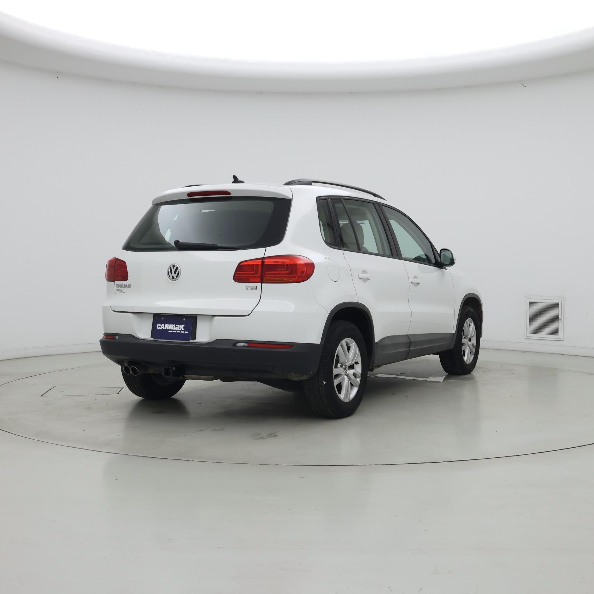 Thumbnail: 2017 Volkswagen Tiguan - 8