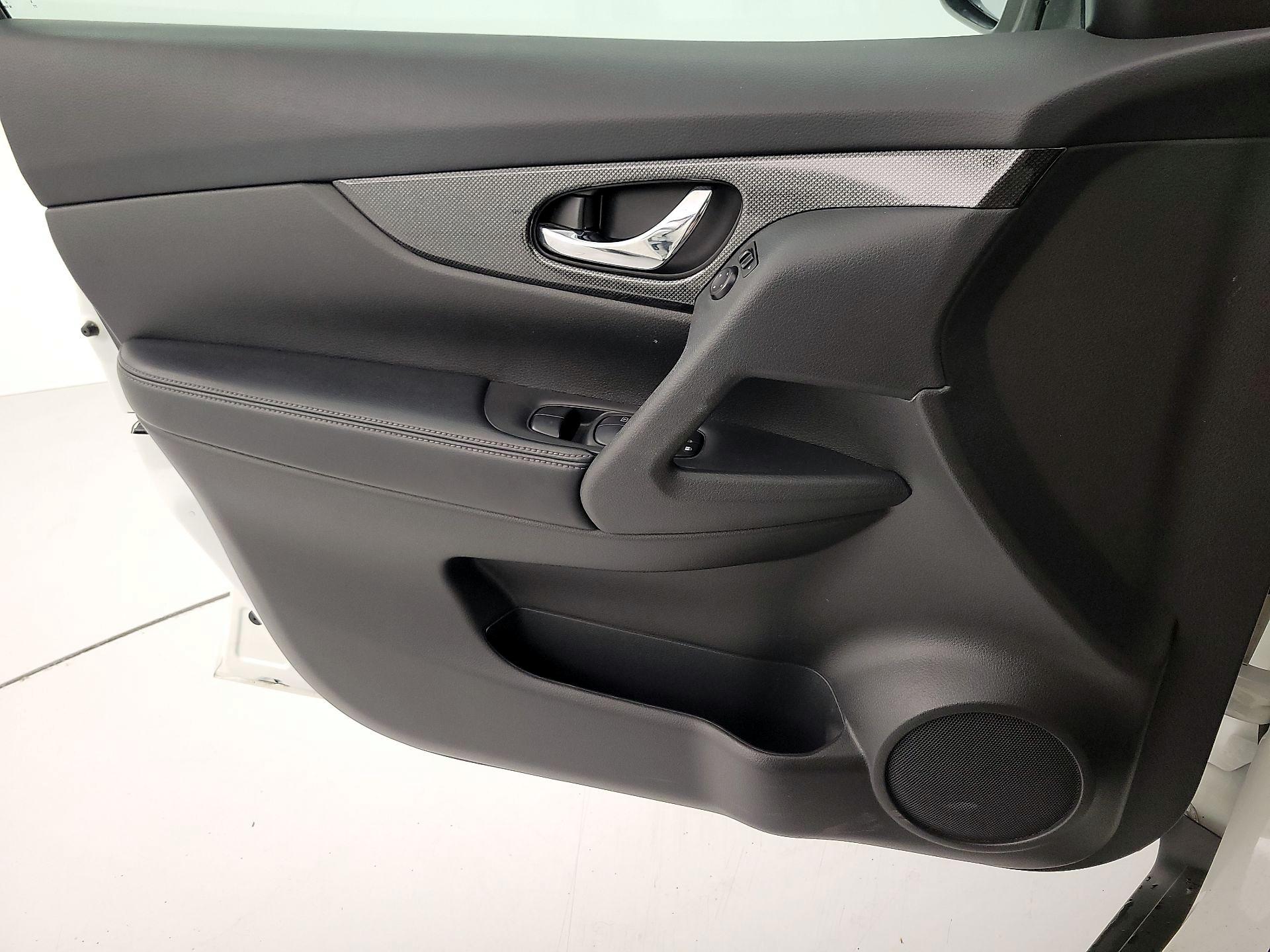 Thumbnail: 2016 Nissan Rogue - 12