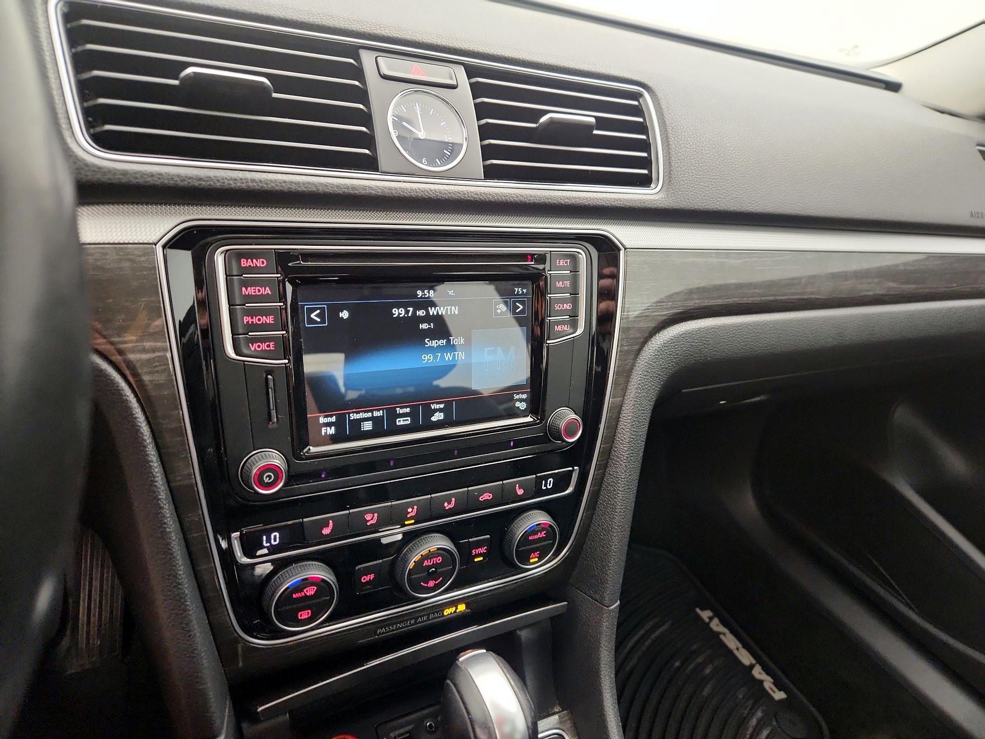 Thumbnail: 2017 Volkswagen Passat - 15