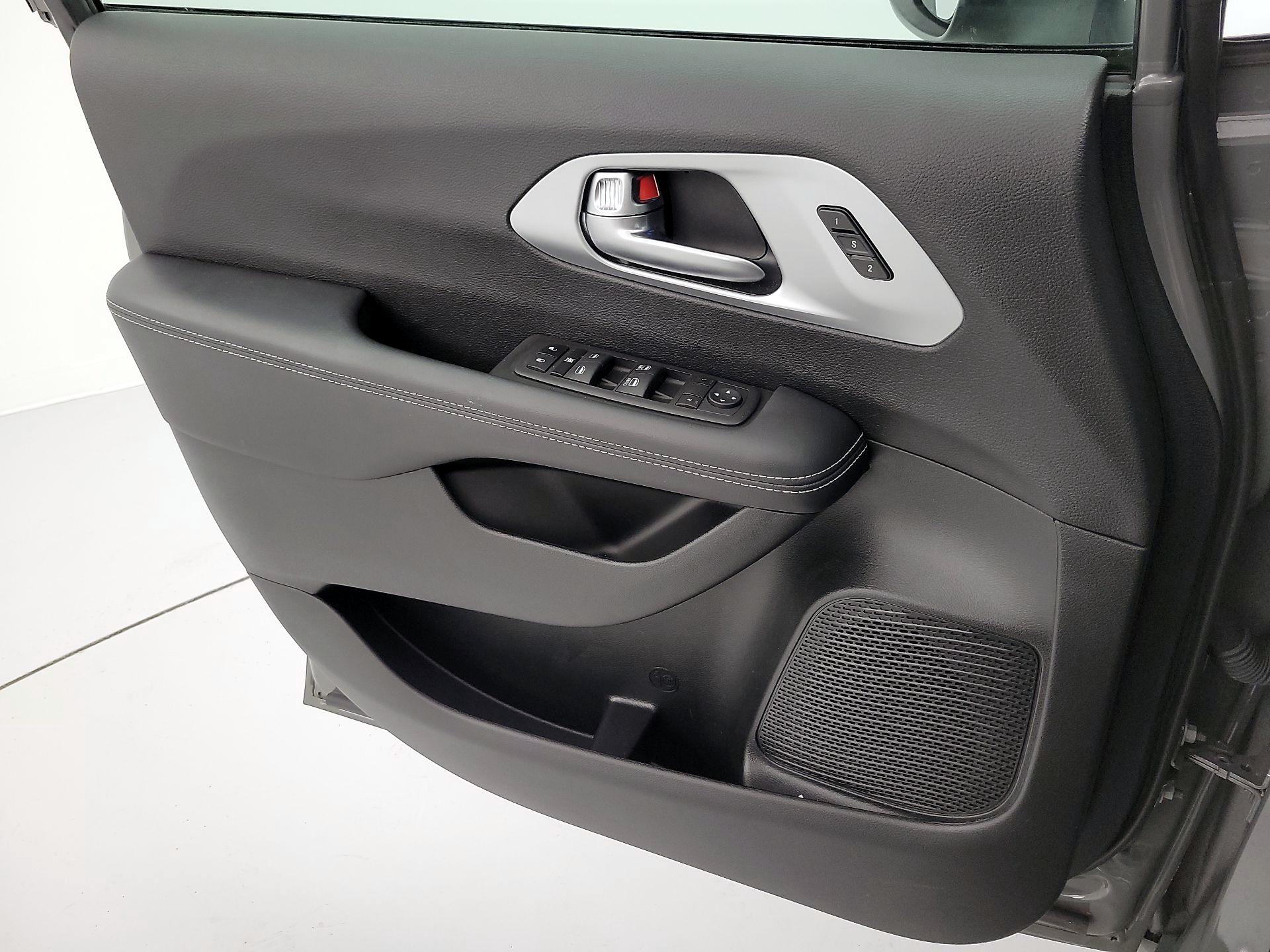 Thumbnail: 2023 Chrysler Pacifica - 12