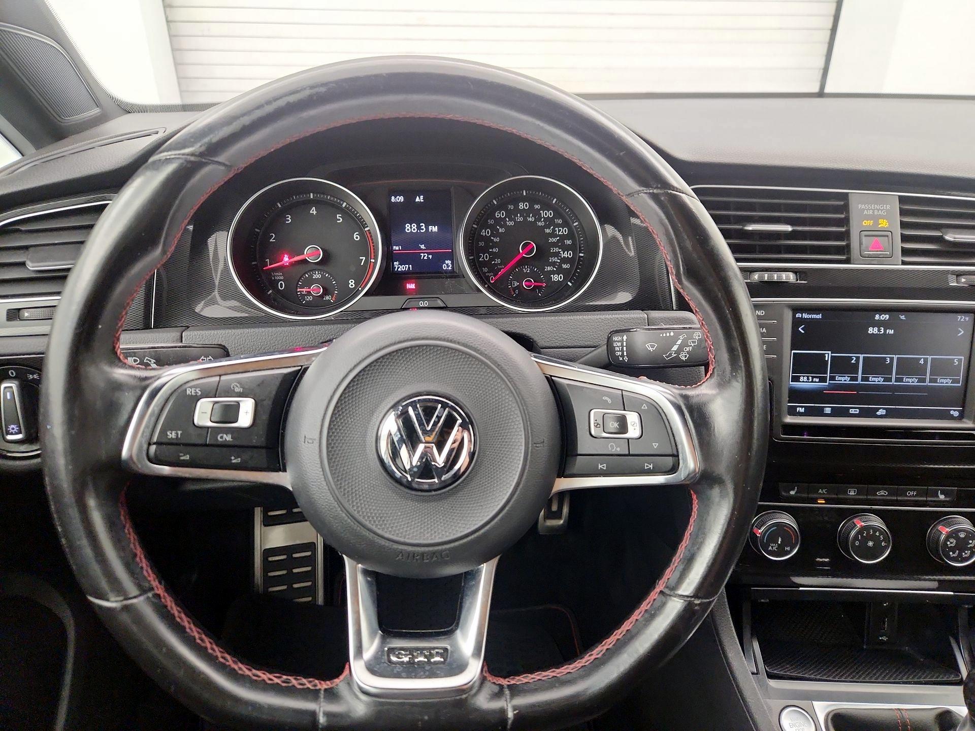 Thumbnail: 2017 Volkswagen Golf - 10