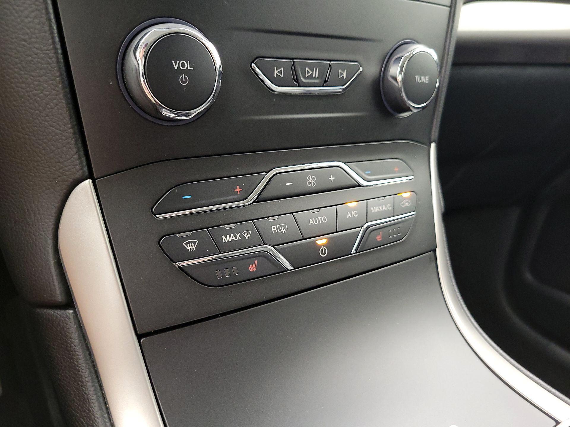 Thumbnail: 2019 Ford Edge - 16