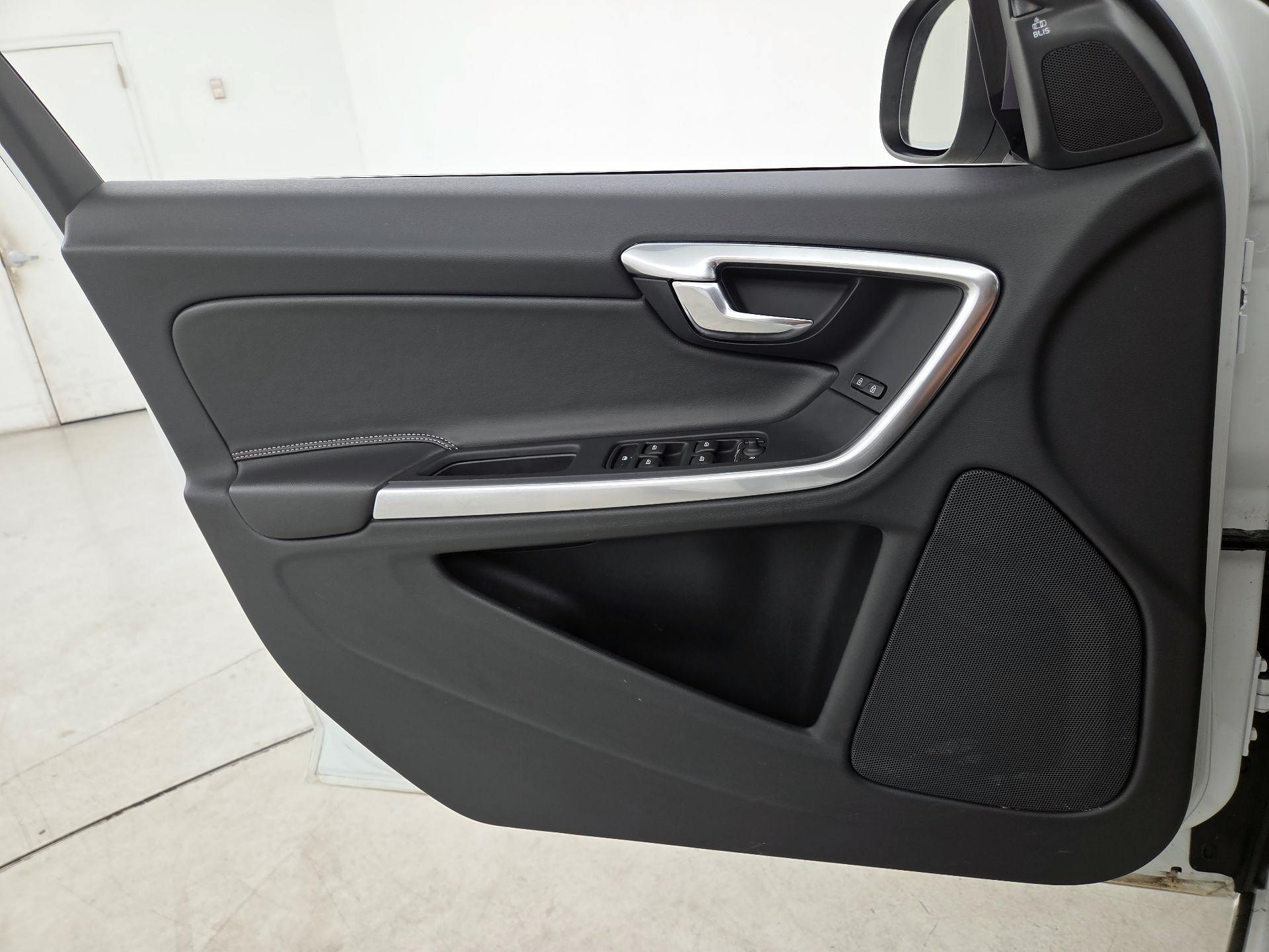 Thumbnail: 2017 Volvo V60 - 12