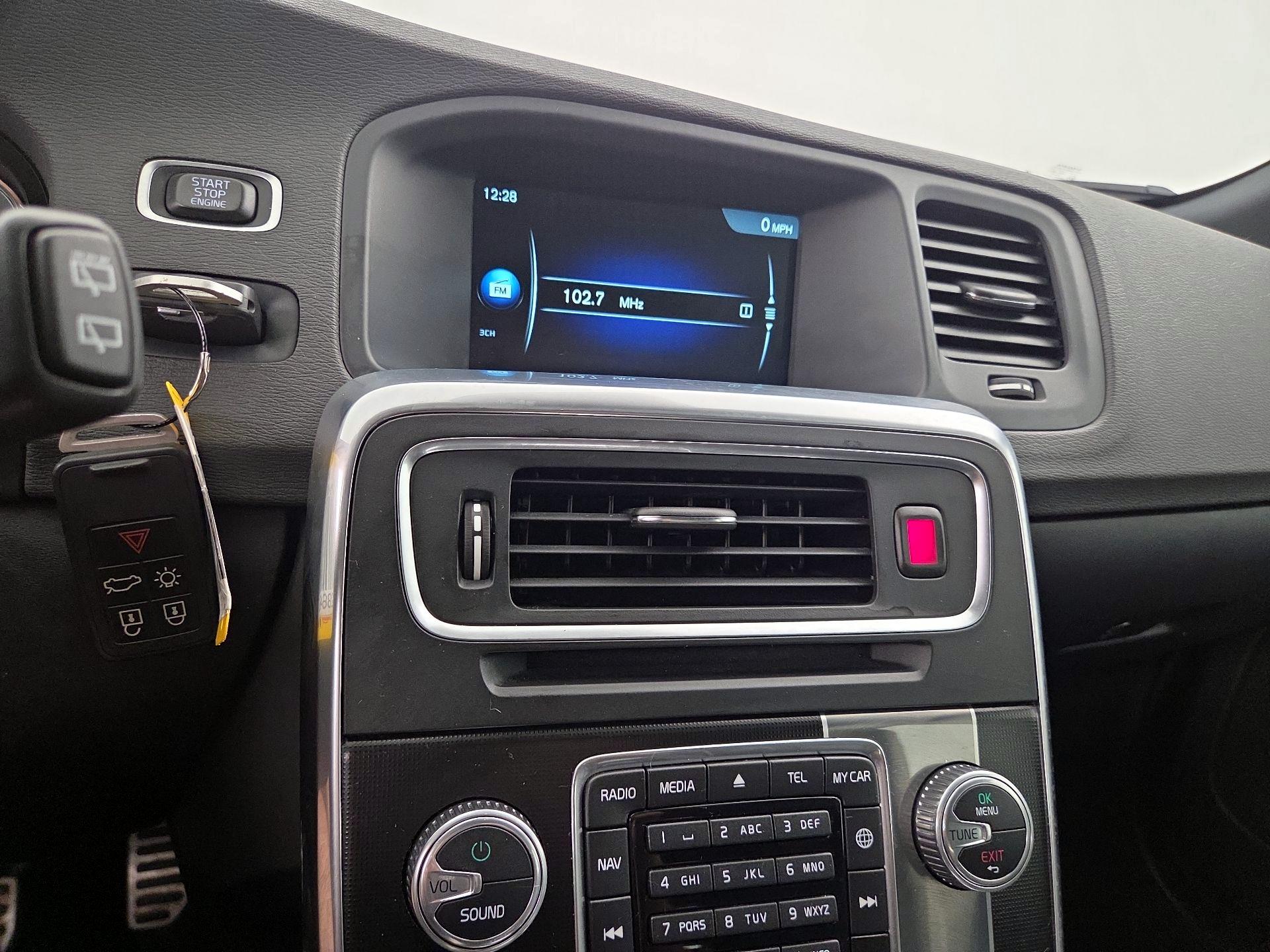 Thumbnail: 2017 Volvo V60 - 16