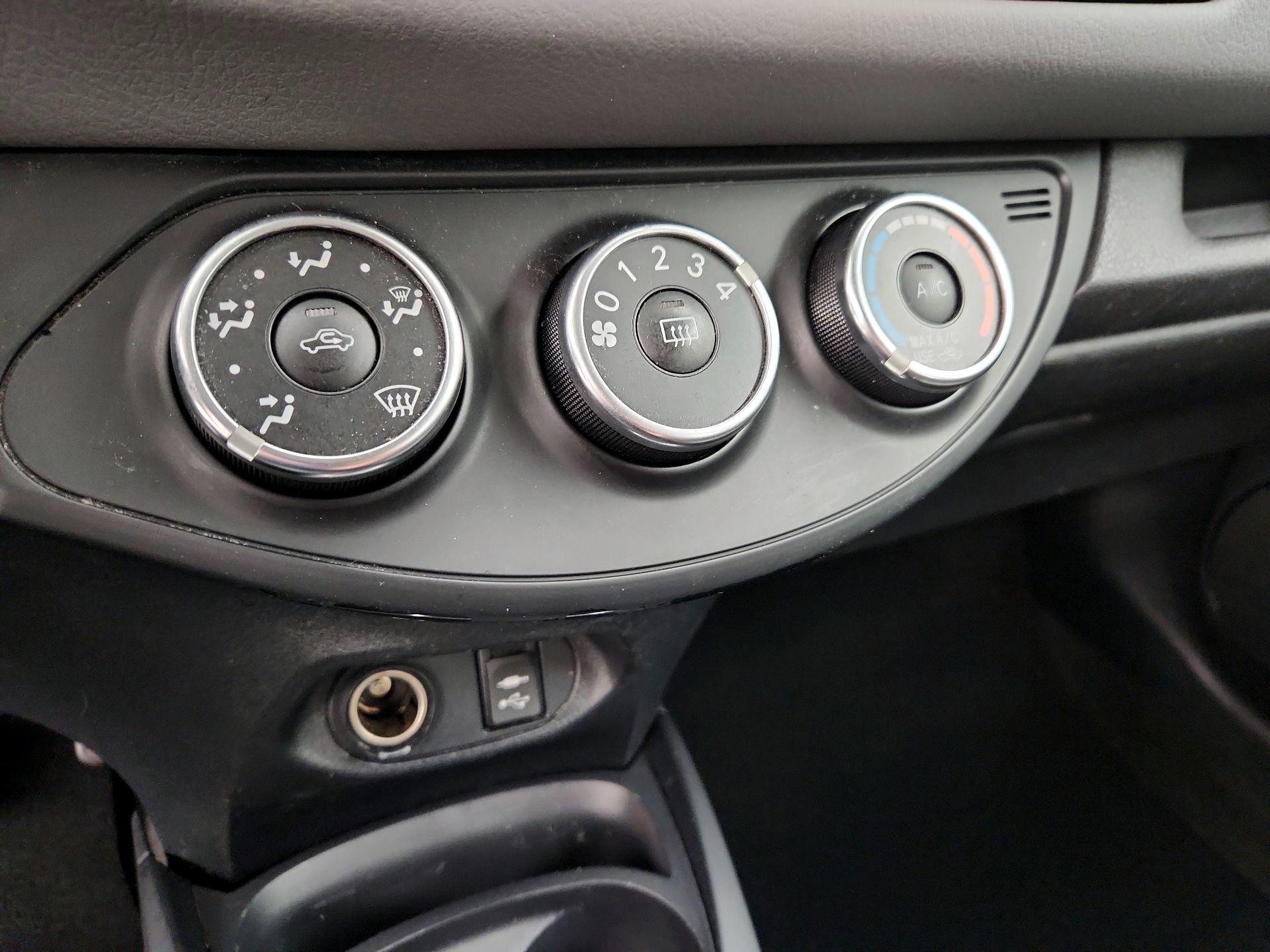 Thumbnail: 2015 Toyota Yaris - 15