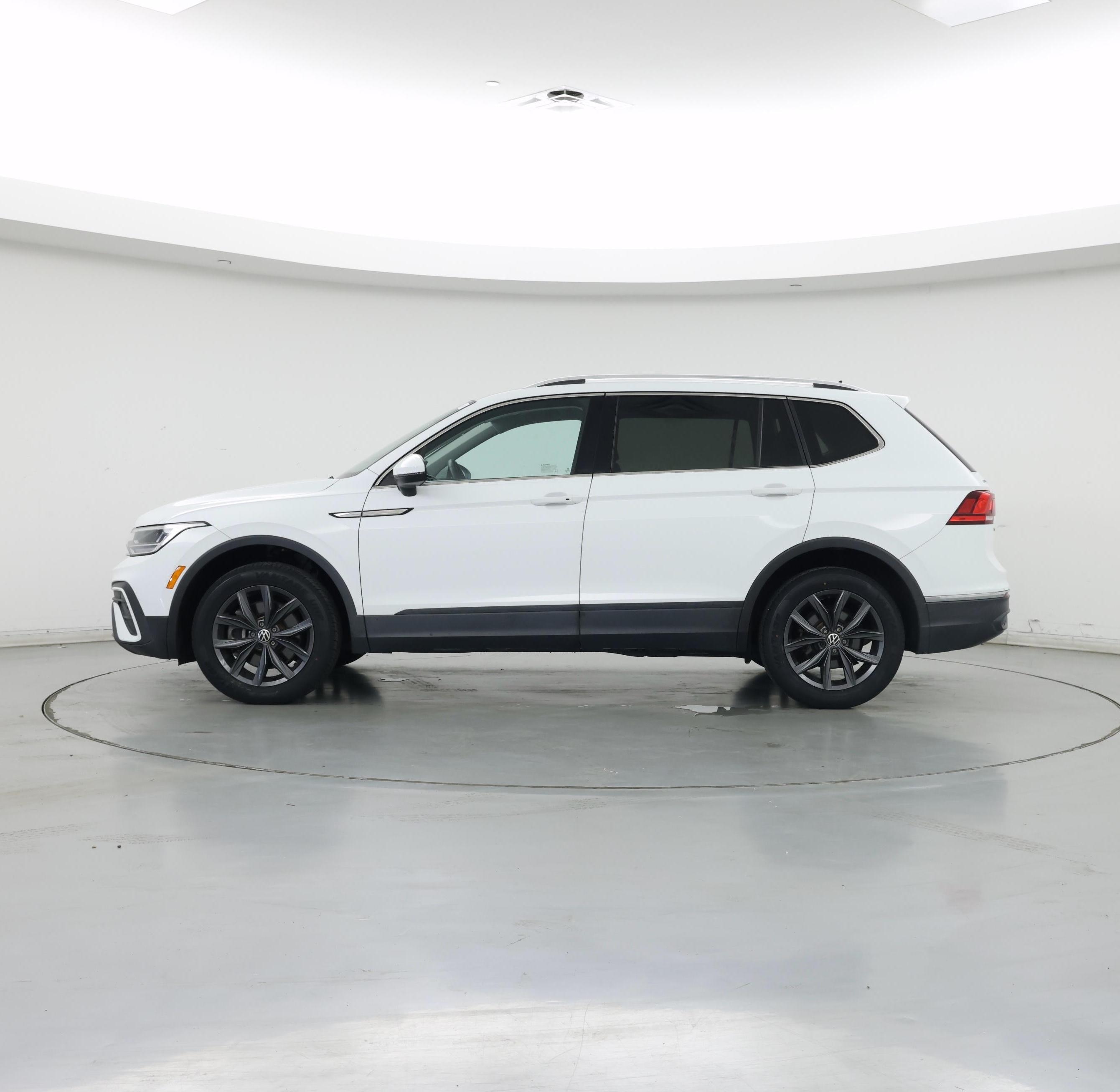 Thumbnail: 2022 Volkswagen Tiguan - 3