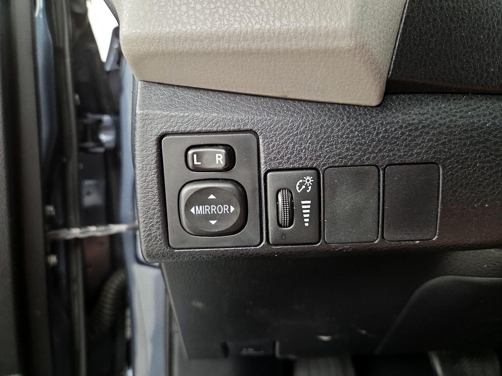 2014 Toyota Corolla LE - Photo 14