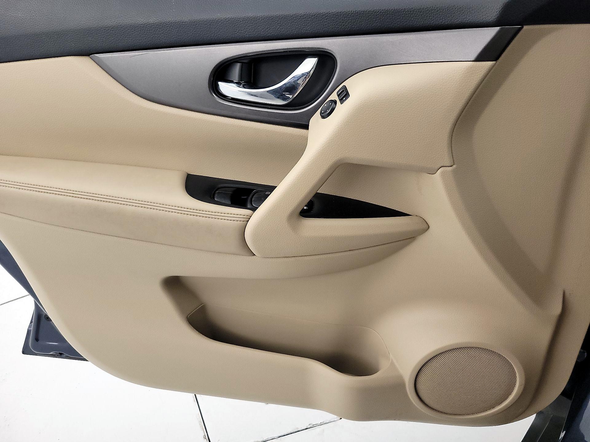 Thumbnail: 2015 Nissan Rogue - 12