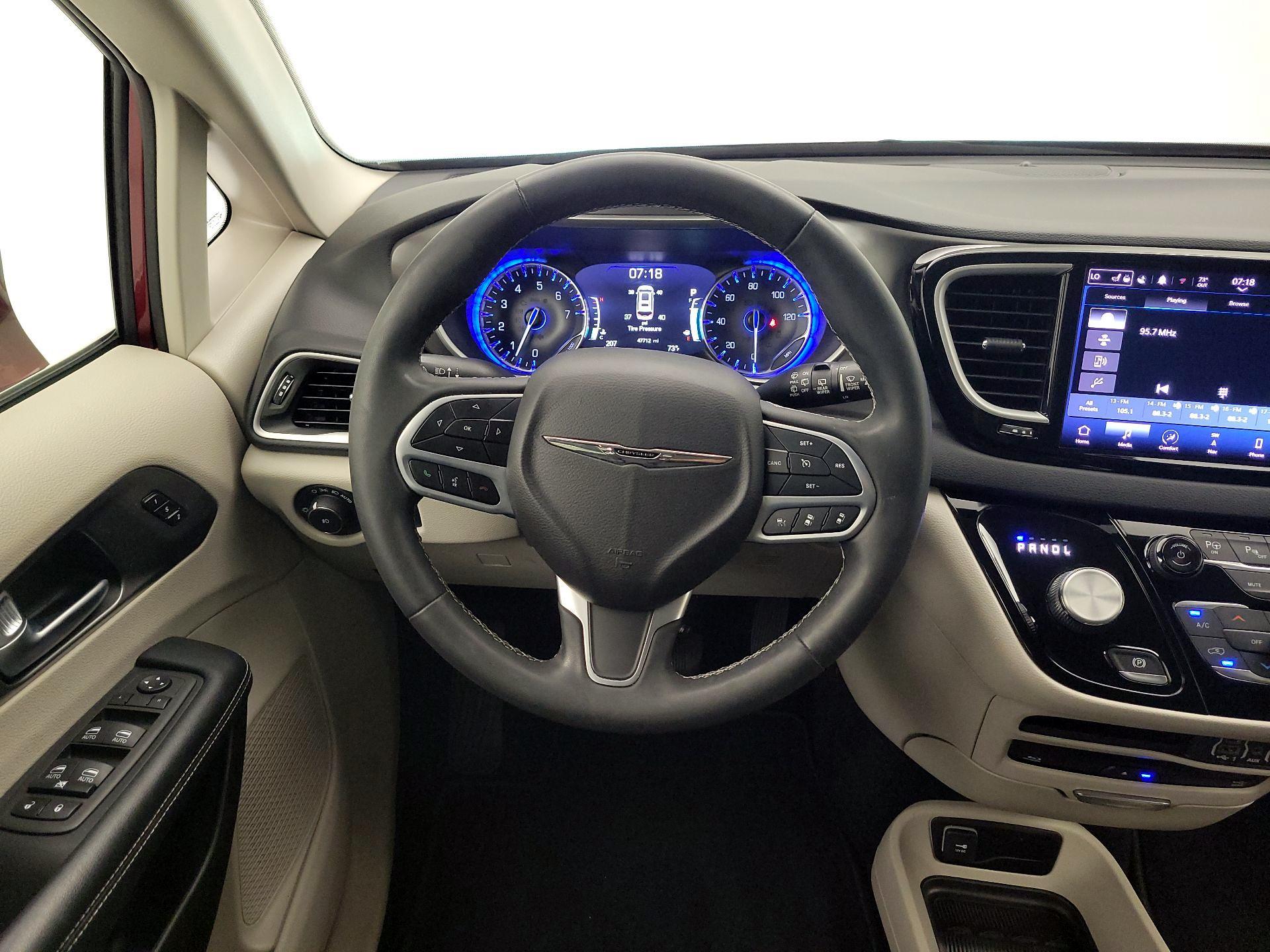 Thumbnail: 2022 Chrysler Pacifica - 10
