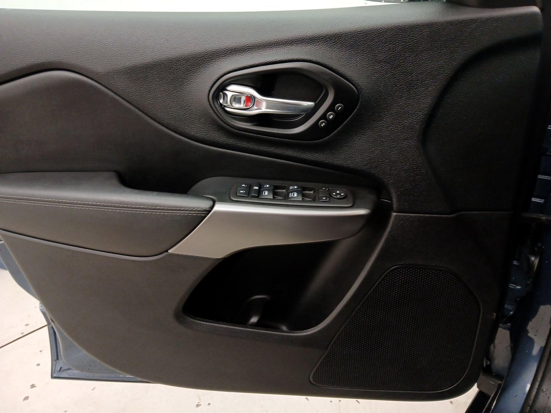 Thumbnail: 2021 Jeep Cherokee - 12