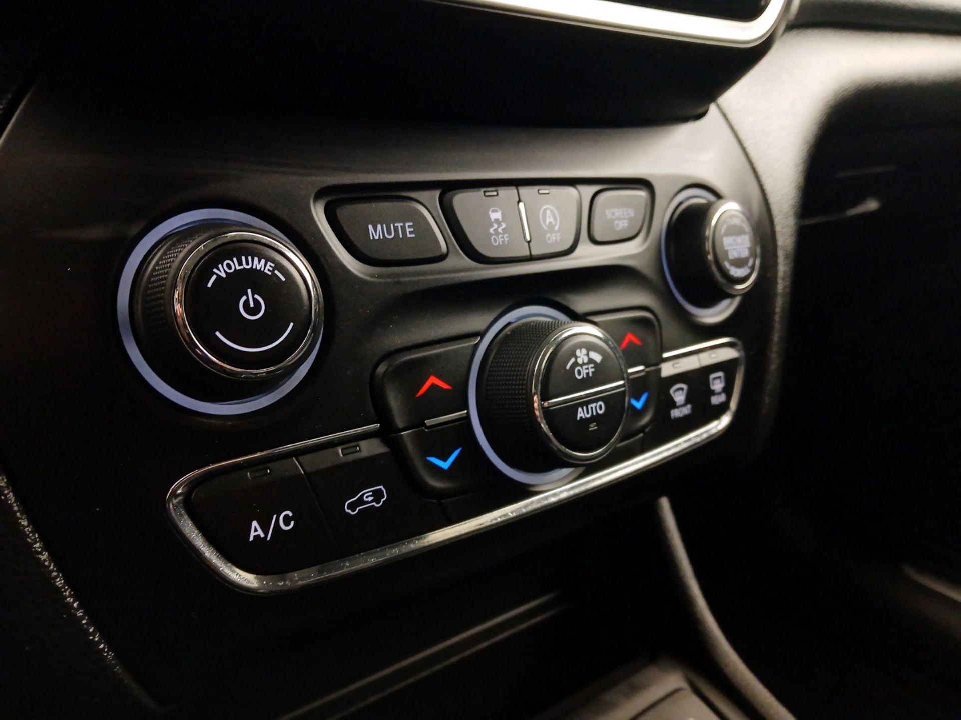 Thumbnail: 2021 Jeep Cherokee - 16