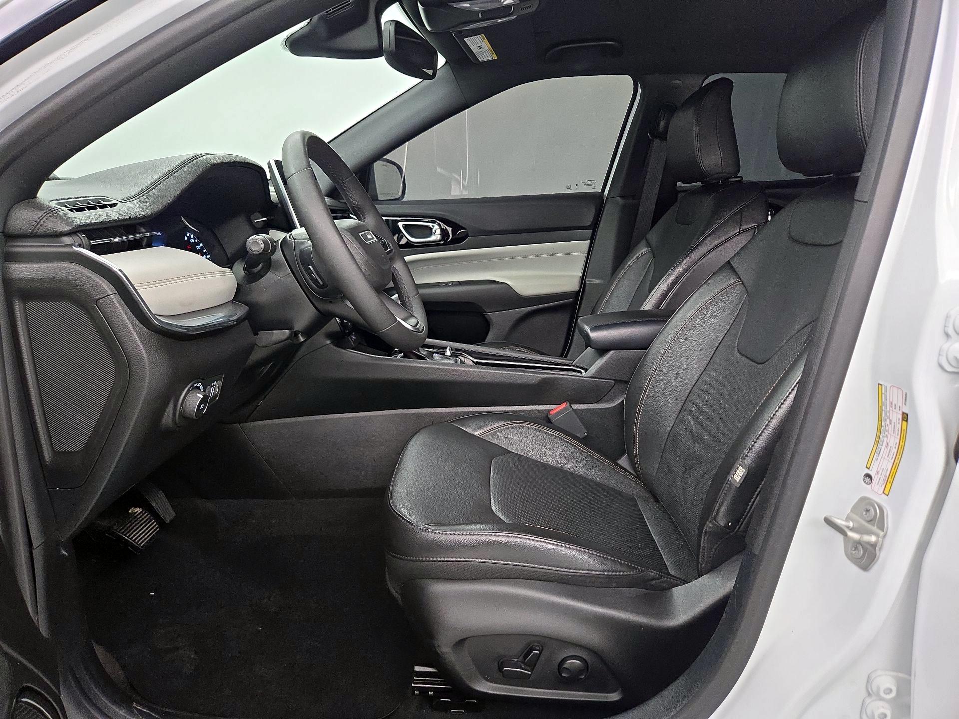 Thumbnail: 2023 Jeep Compass - 11